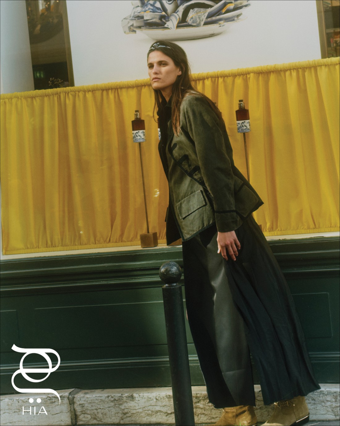 سترة من "دريس فان نوتن" ‏Dries van Noten، وحذاء من "إيزابيل مارانت" ‏ISABEL MARANT، ‏ وتنورة من "سيلين" ‏Celine، وإكسسوارات من "شانيل" ‏Chanel‏ ‏