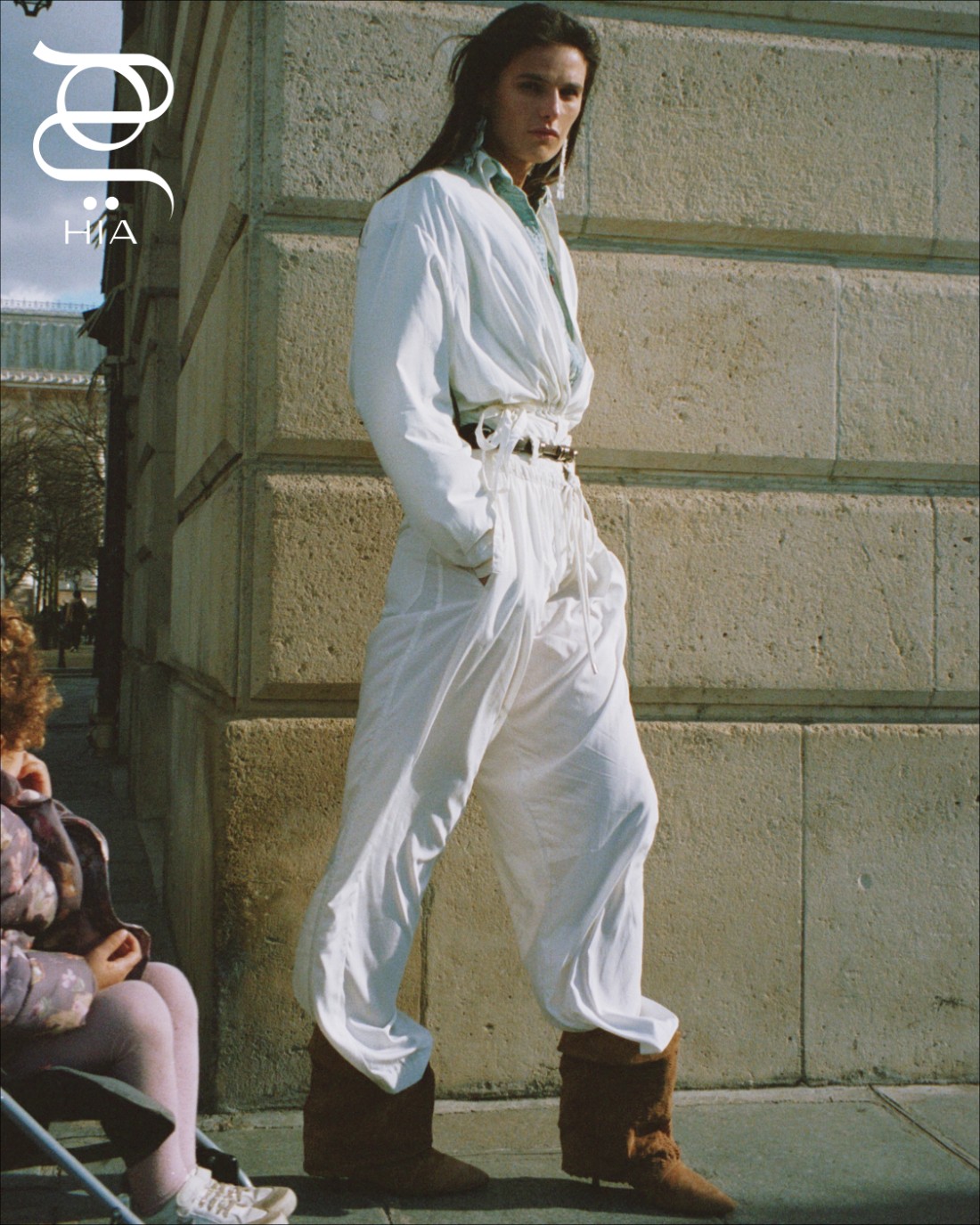 قميص، وسروال، وحزام، وحذاء وإكسسوارات، جميعها من "إيزابيل مارانت" ‏ISABEL MARANT‏ ‏