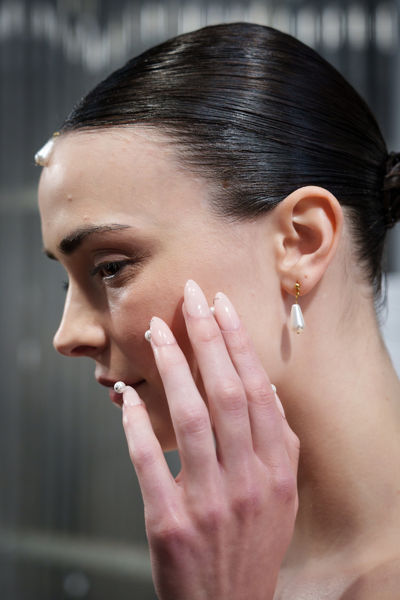 أظافر الـ Whisper Nails الوردي الناعم من دار Zuhair Murad