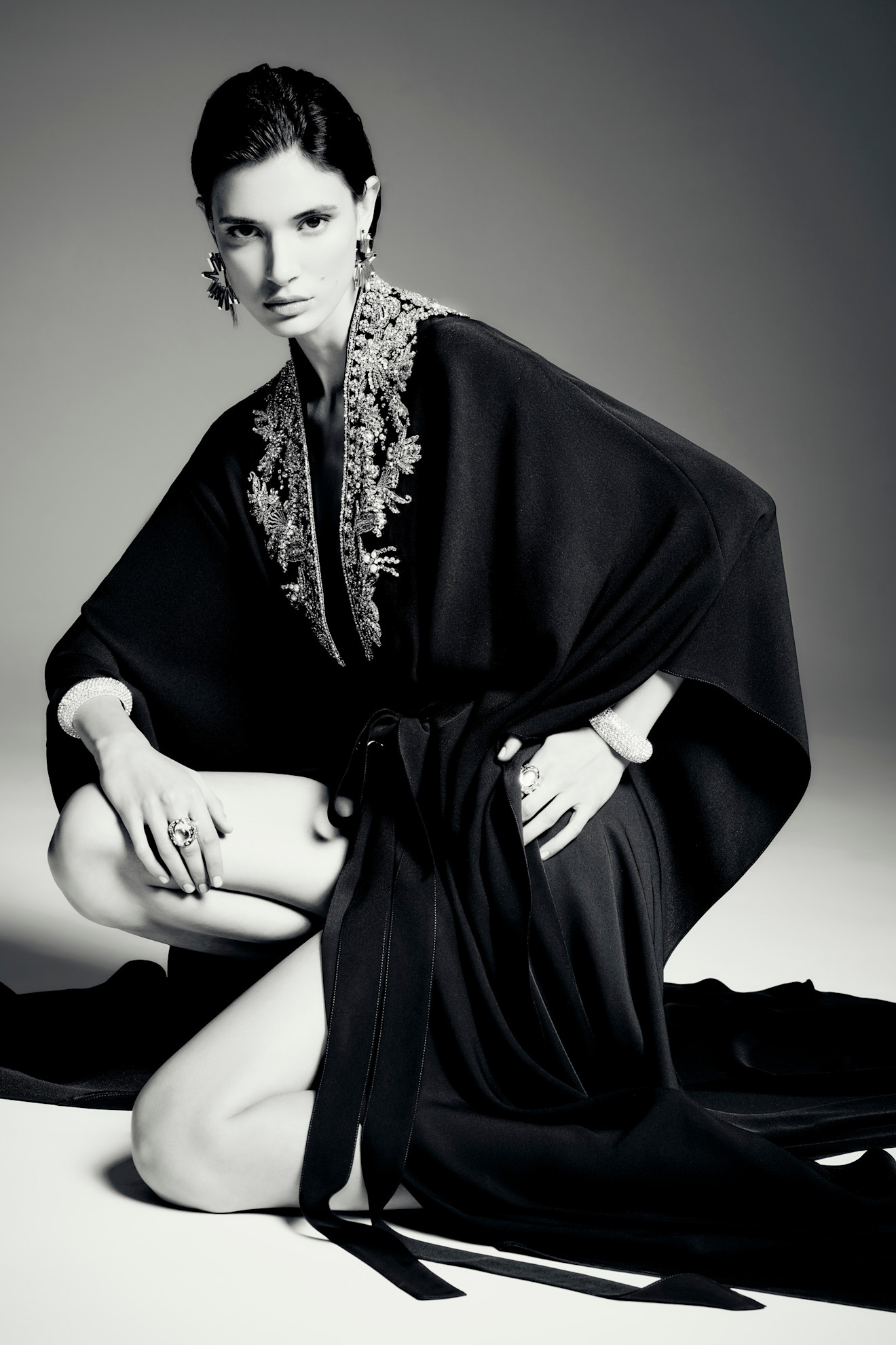 عباية سوداء مطرزة من Zuhair Murad من مجموعة ربيع وصيف 2026 للأزياء الجاهزة