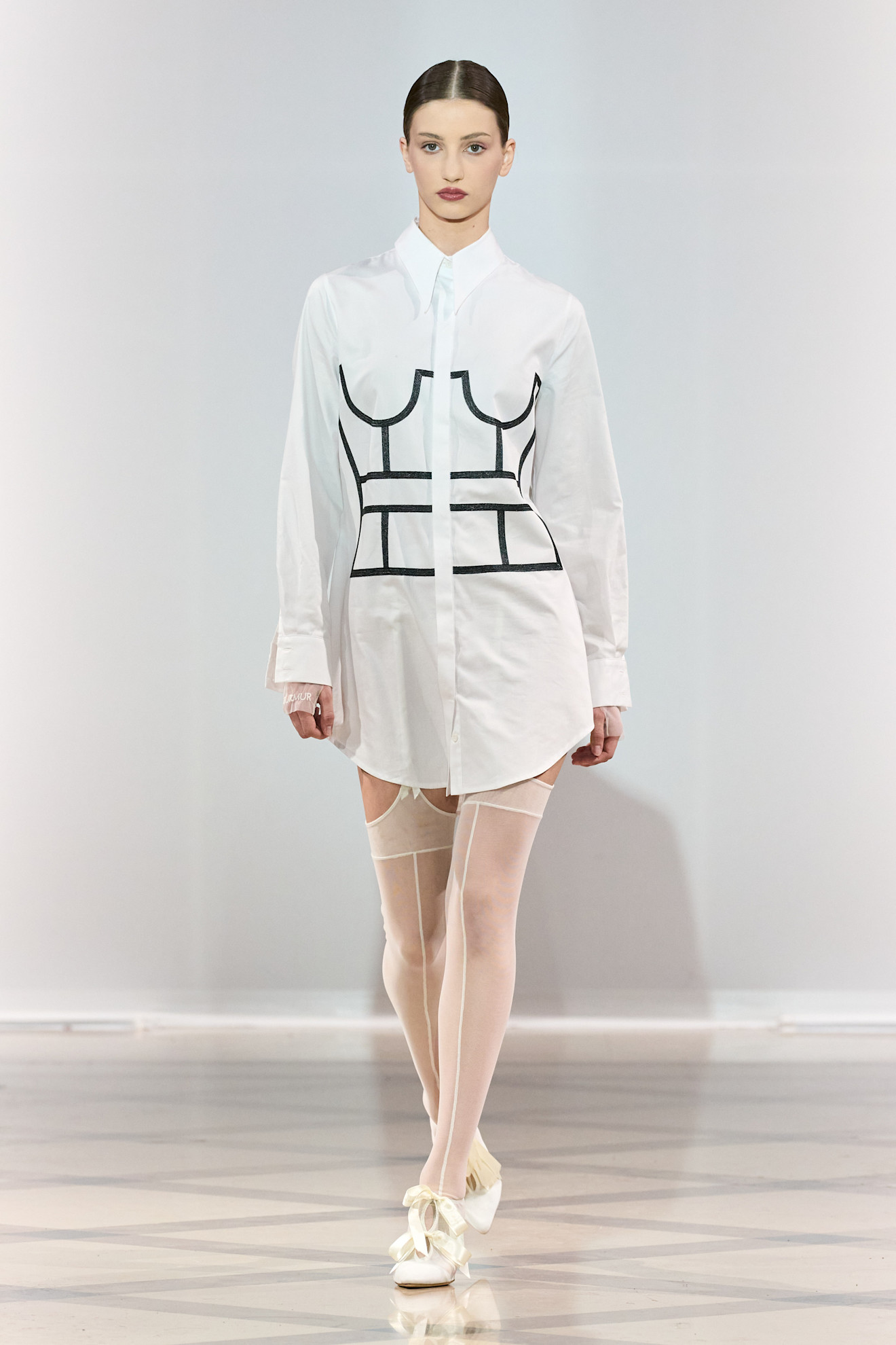 موضة القميص الأبيض الطويل مع الخطوط