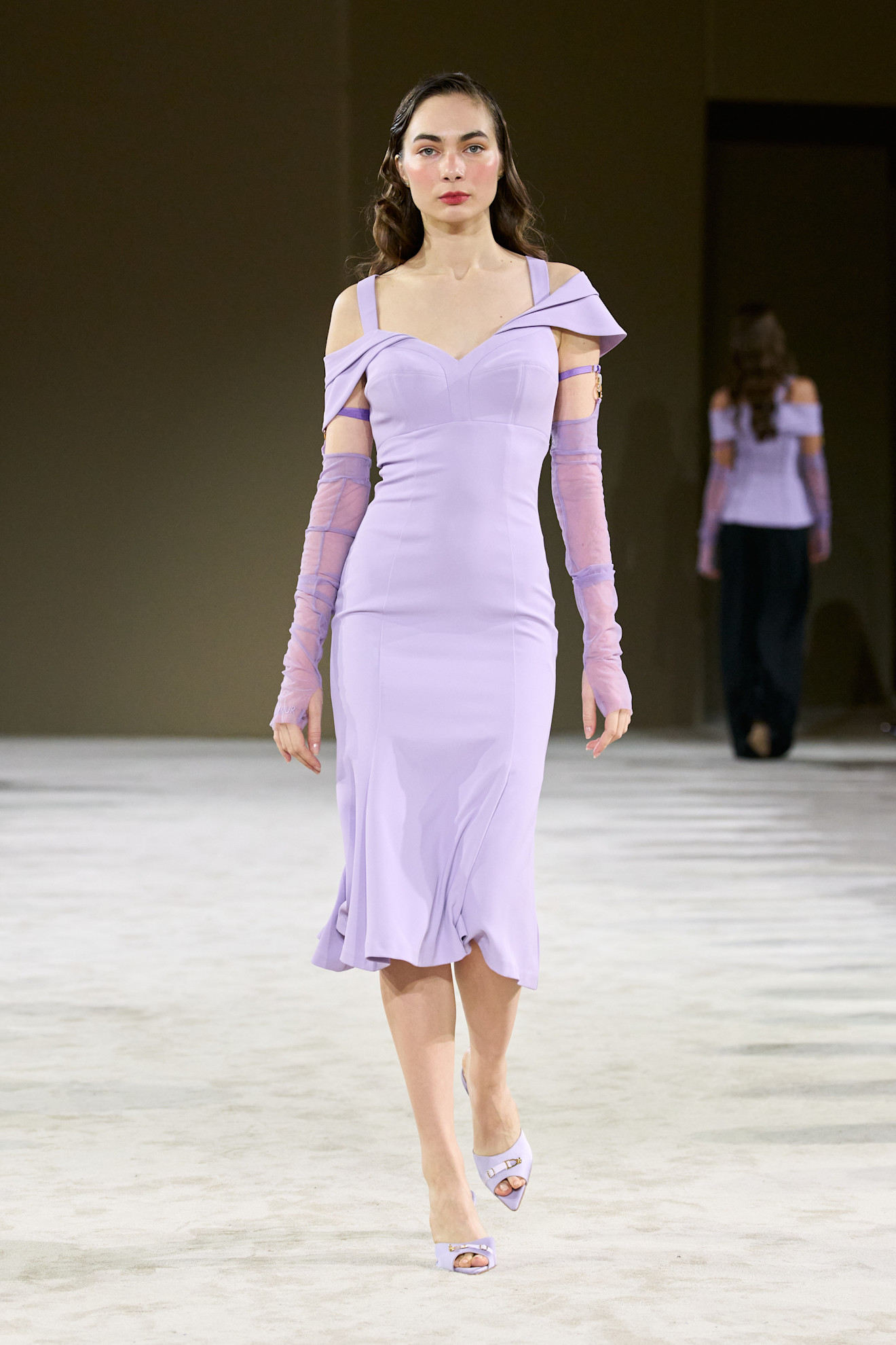 موضة الفساتين البنفسجية مع أكمام التول