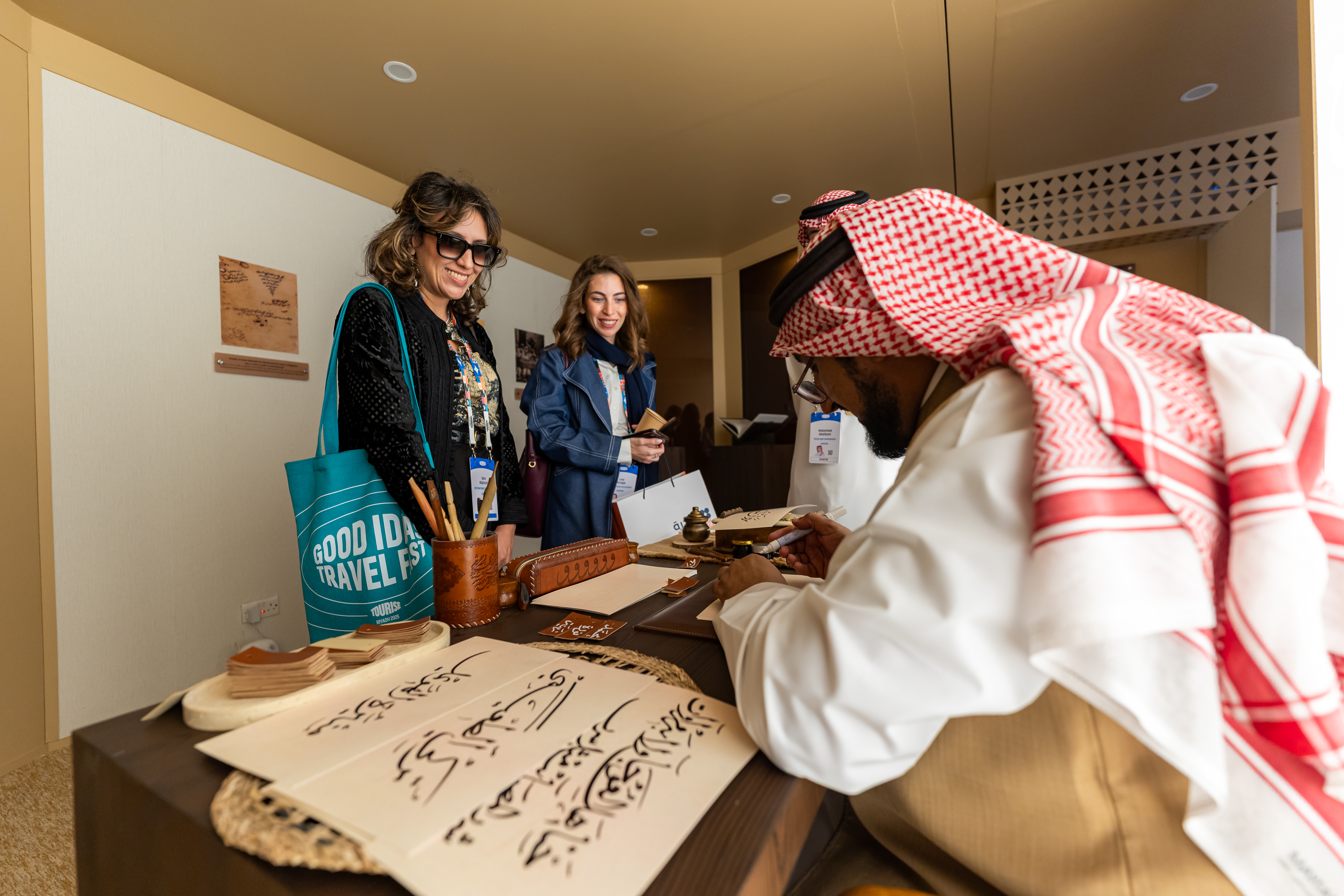 إرثٌ عالمي… وتجربةٌ تفاعلية تُلامس كل الحواس في جناح هيئة تطوير بوابة الدرعية