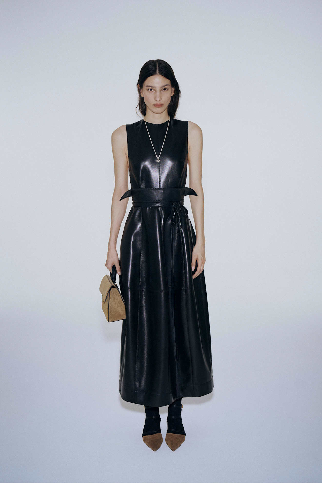 فساتين الجلد السوداء الواسعة