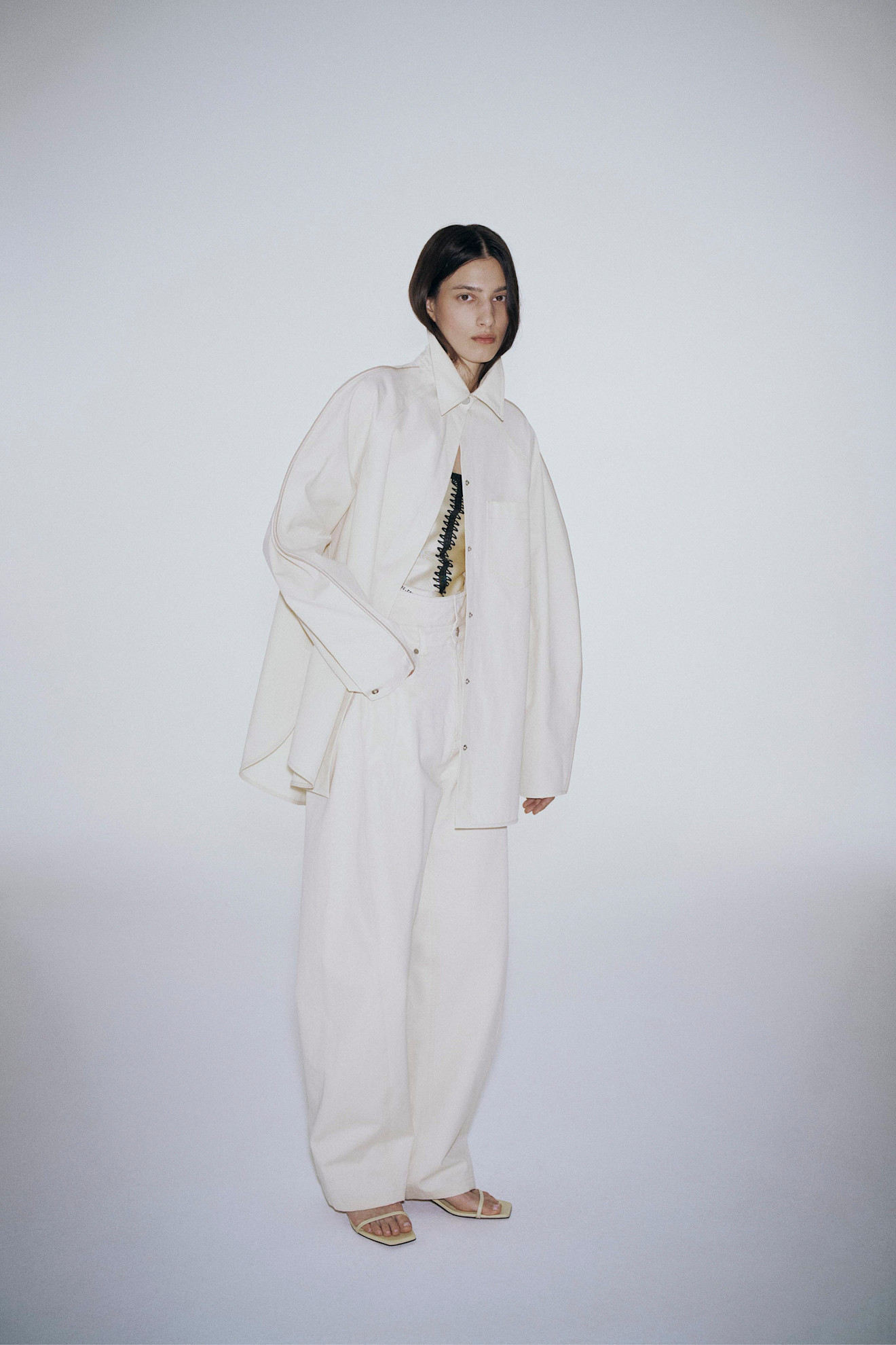 موضة البدلات البيضاء الفضفاضة