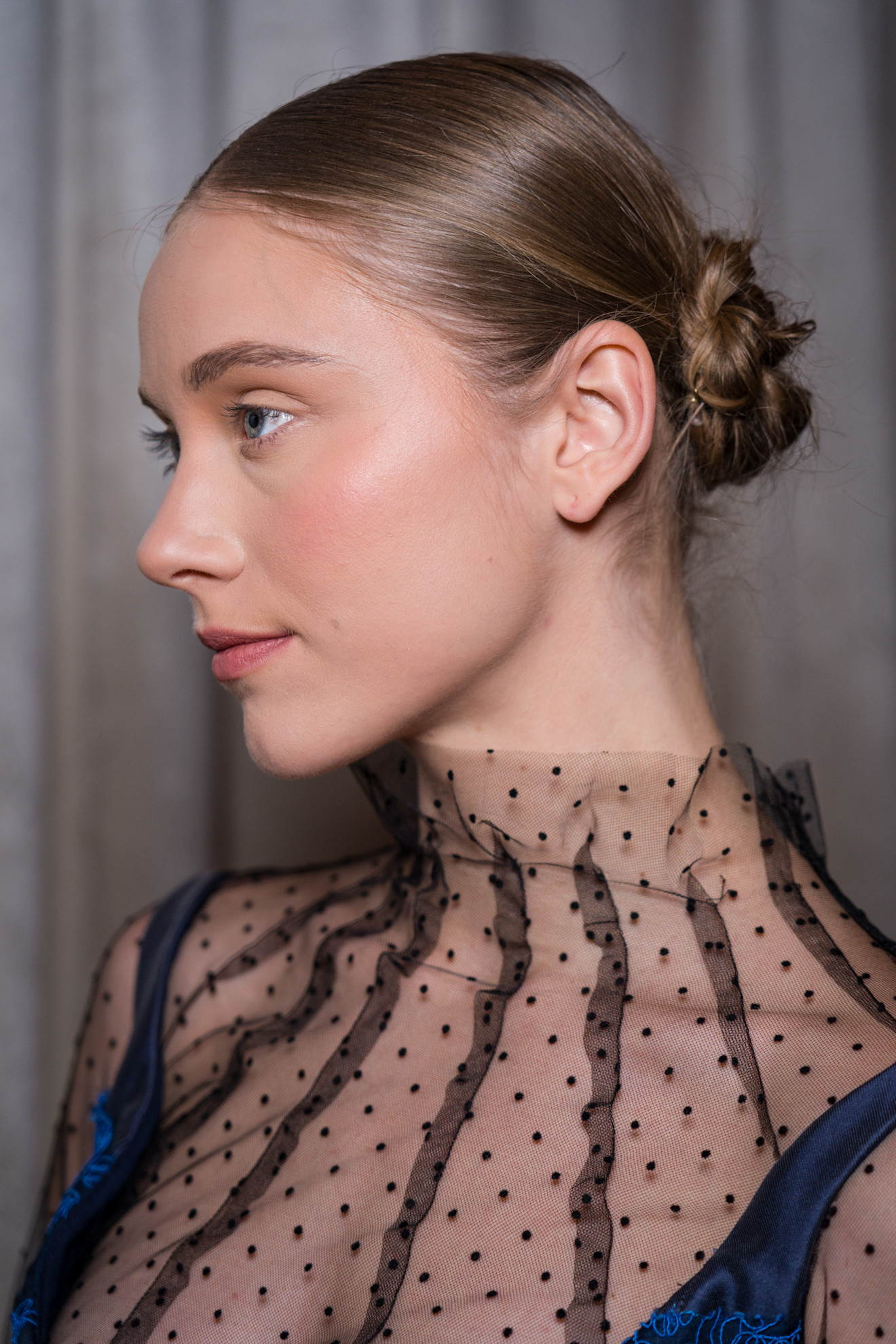 تسريحة شعر مبللة مع الكعكة المبعثرة