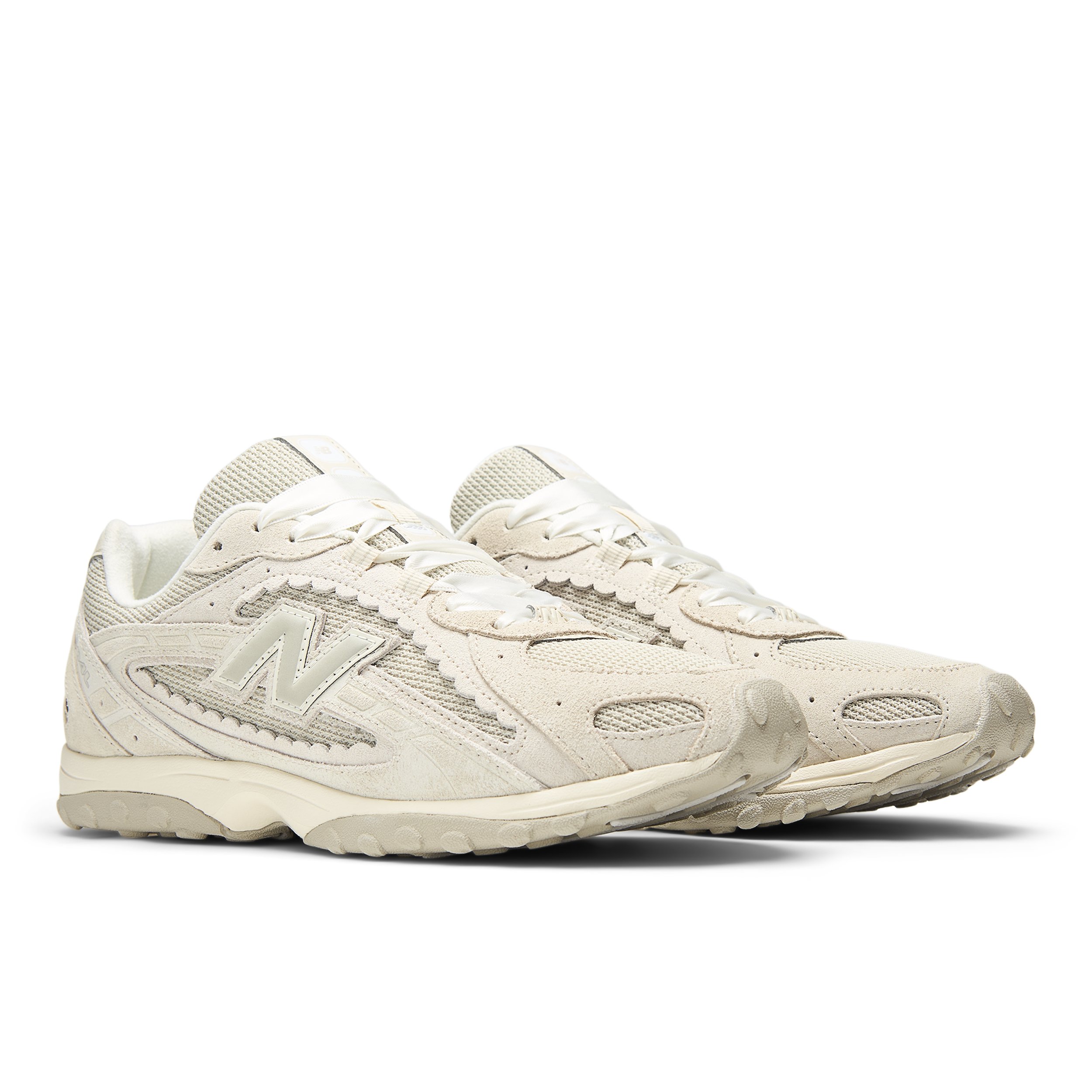 نيو بالانس تطلق أحدث إصدار من حذاء 204L بالتعاون مع روزاليا