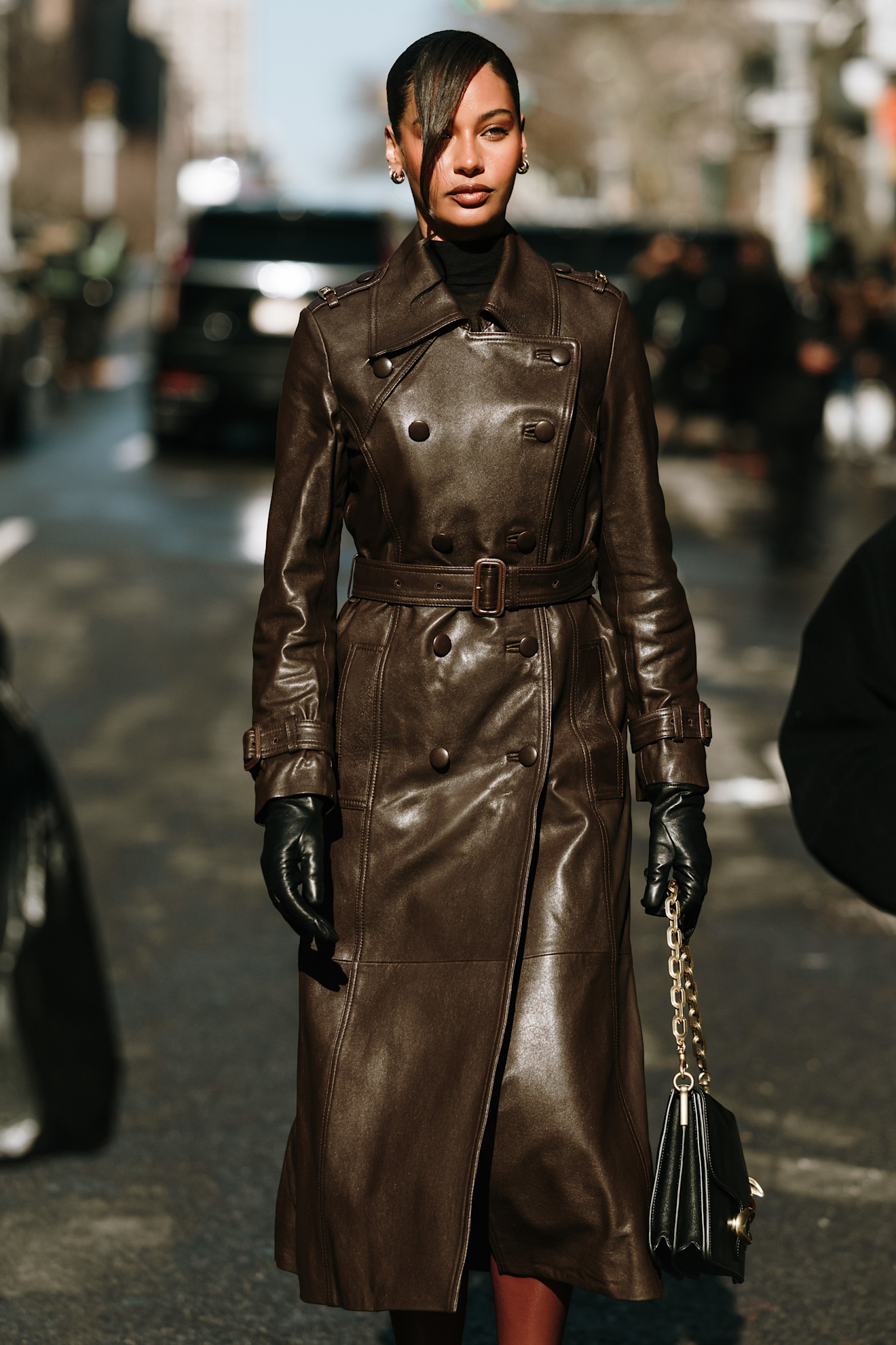 يفرض الترانشكوت أناقة وعصرية على مختلف الاطلالات