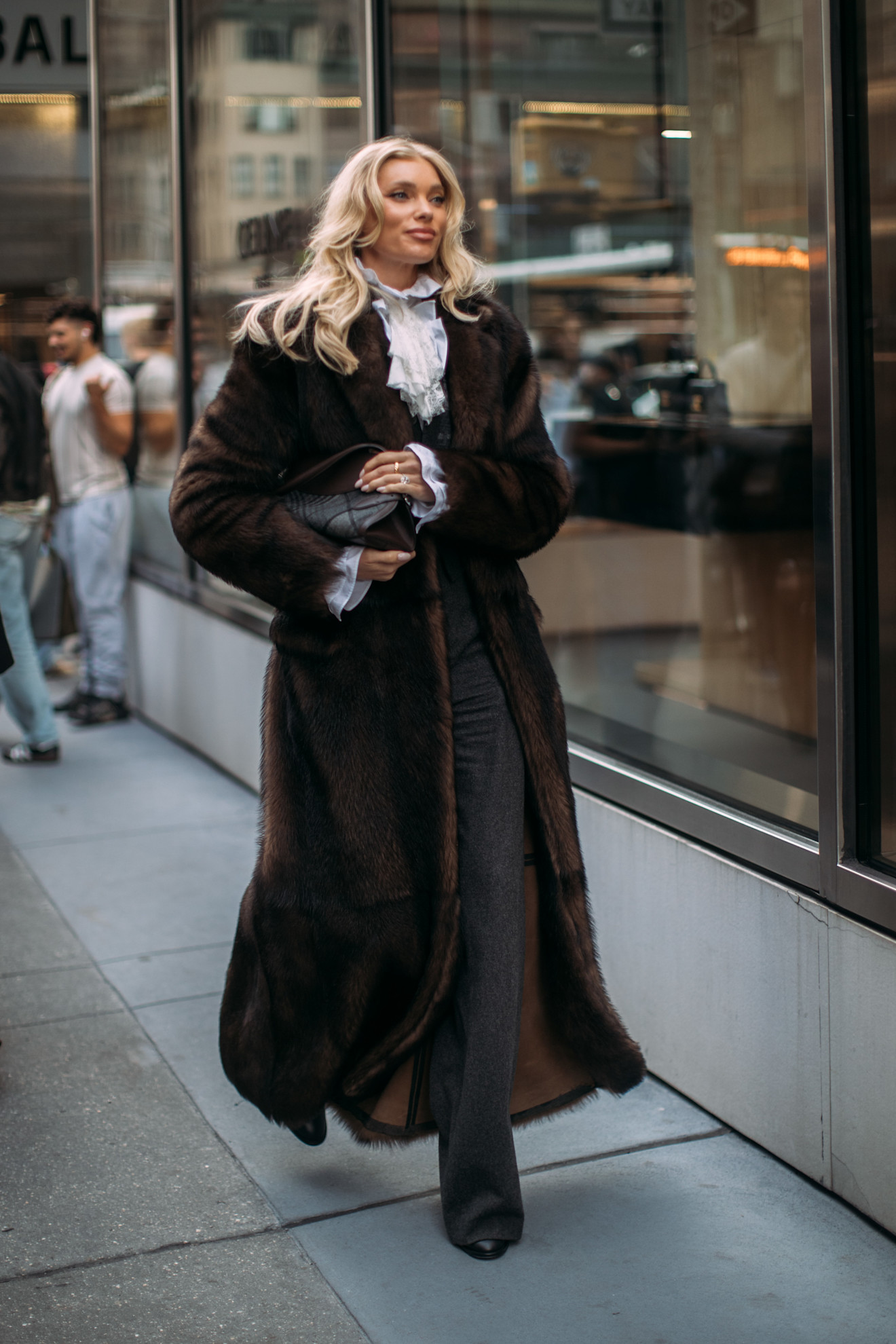 معطف فرو لفخامة واعية تواكب الموضة وتحترم البيئة