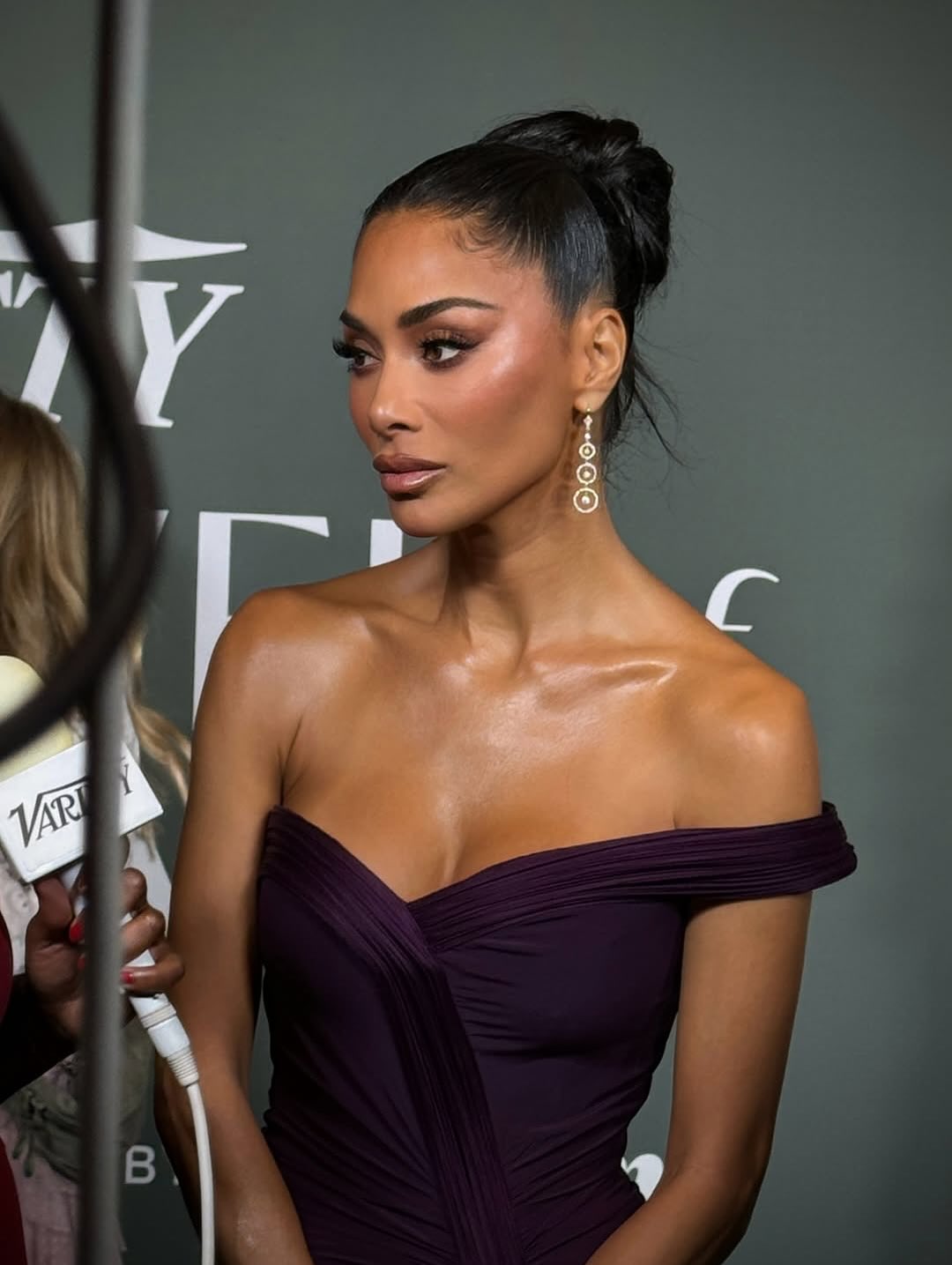 تسريحة شعر الكعكة المصفصفة بأسلوب Nicole Scherzinger
