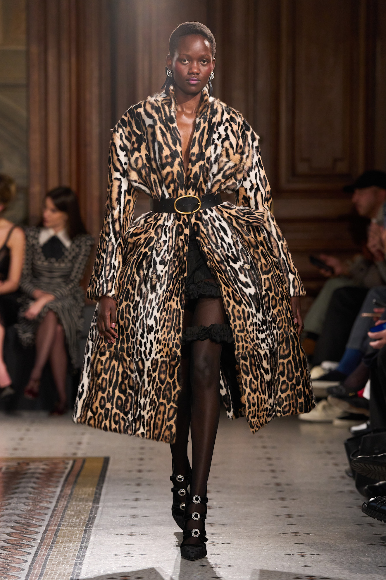 Nina Ricci التركيز على إبراز الأكتاف في الملابس