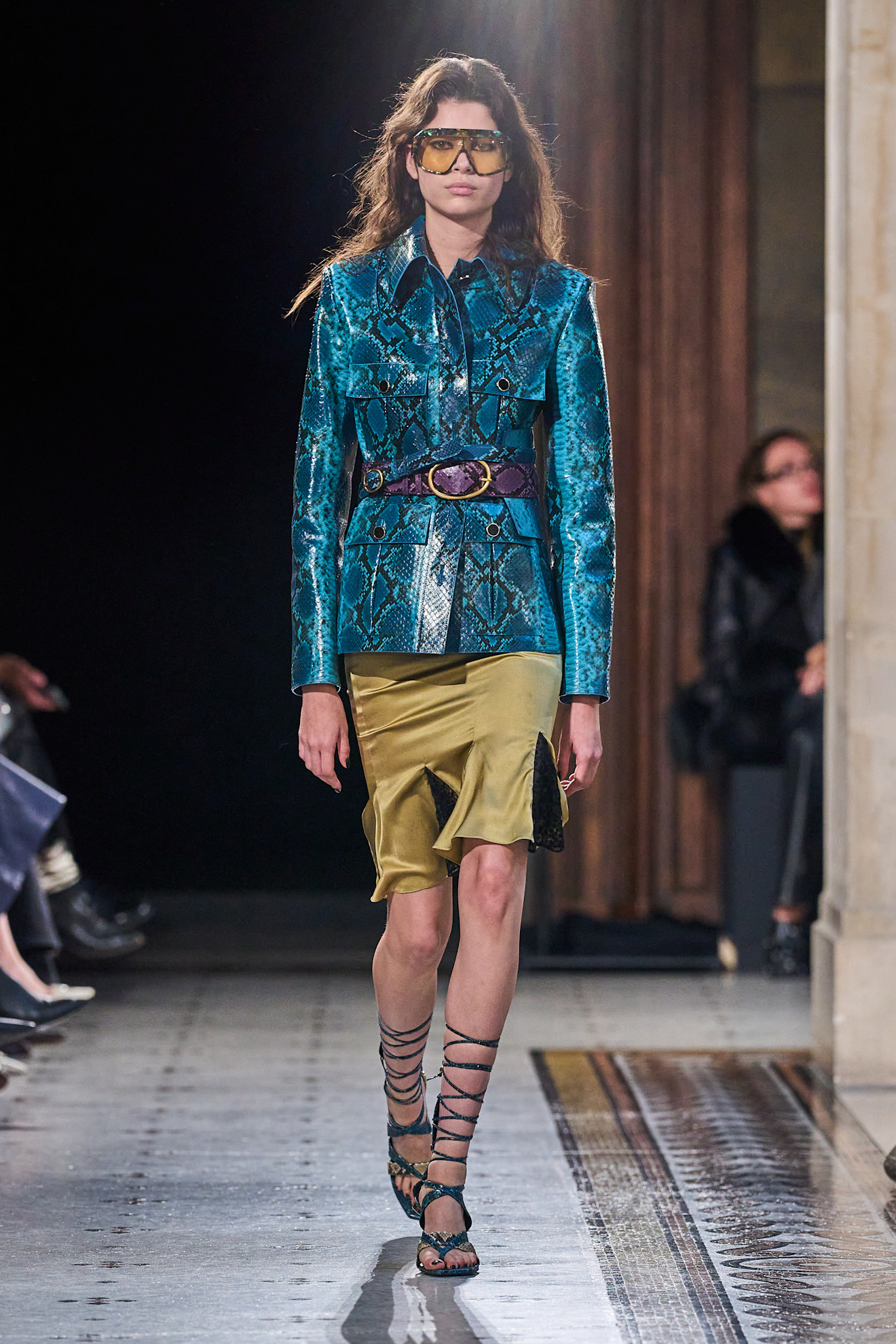 Nina Ricci جاكيت الجلد بتصميم مميز ولون راقي من