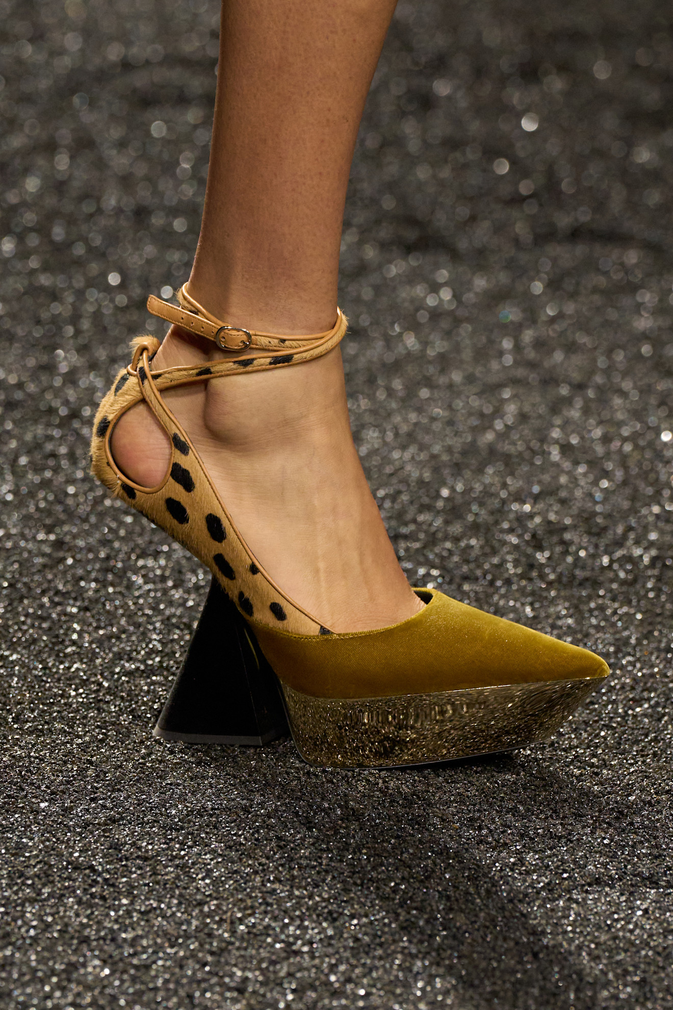  حذاء من دون كعب من  Nina Ricci