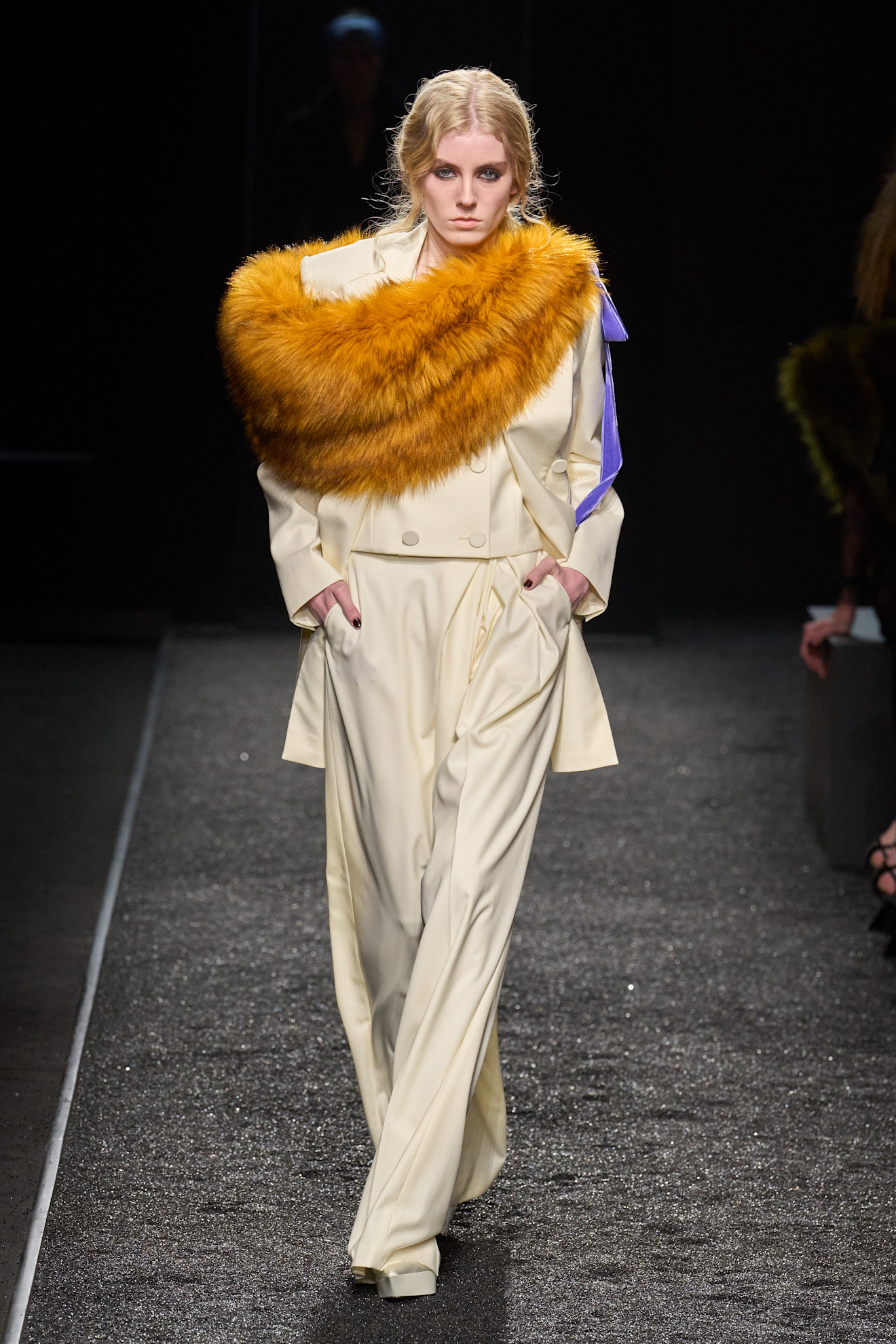 موضة البنطلون البيج مع أقمشة الساتان