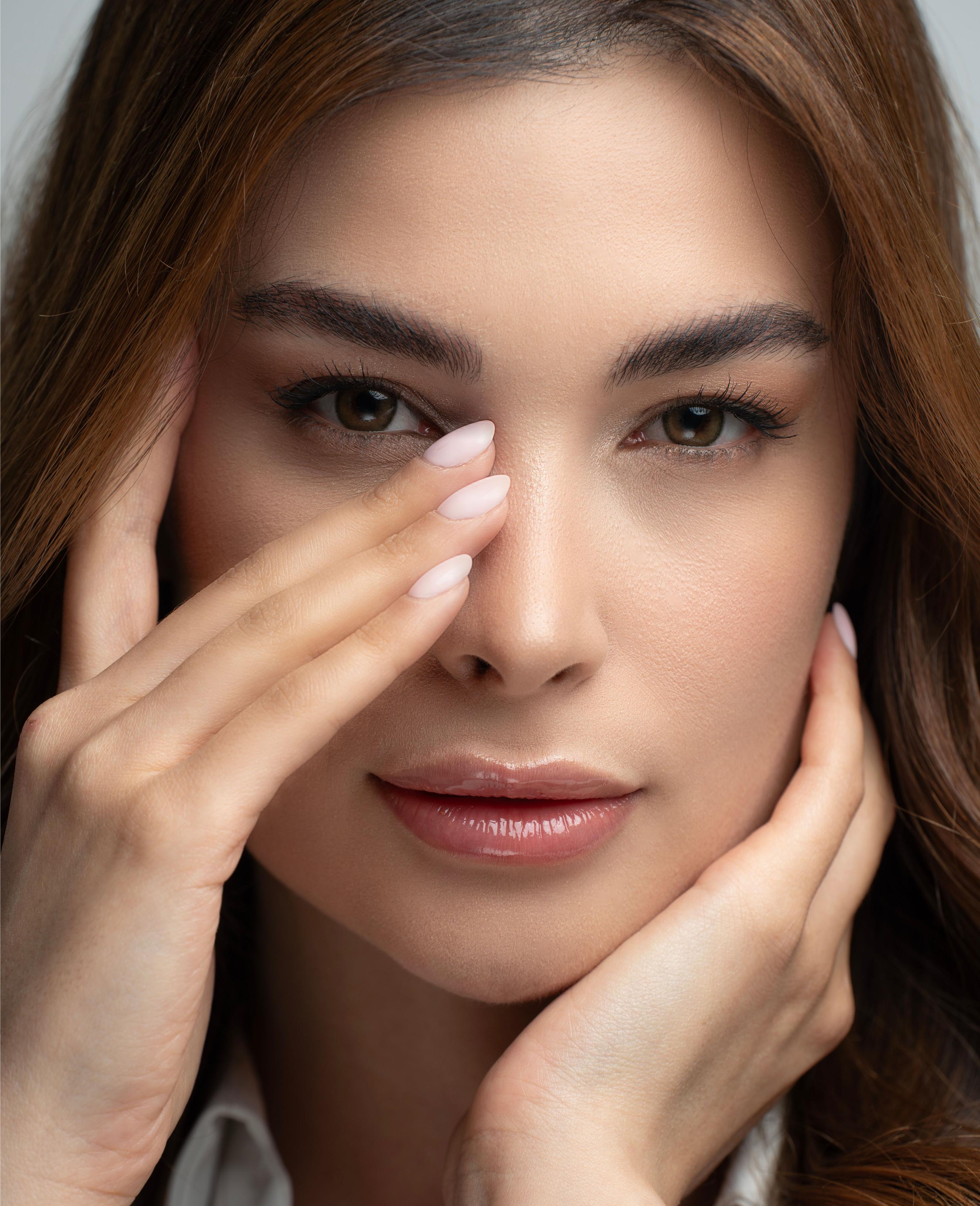 Non-Surgical Rhinoplasty هو تجميل الأنف وتحسين مظهره من دون جراحة.