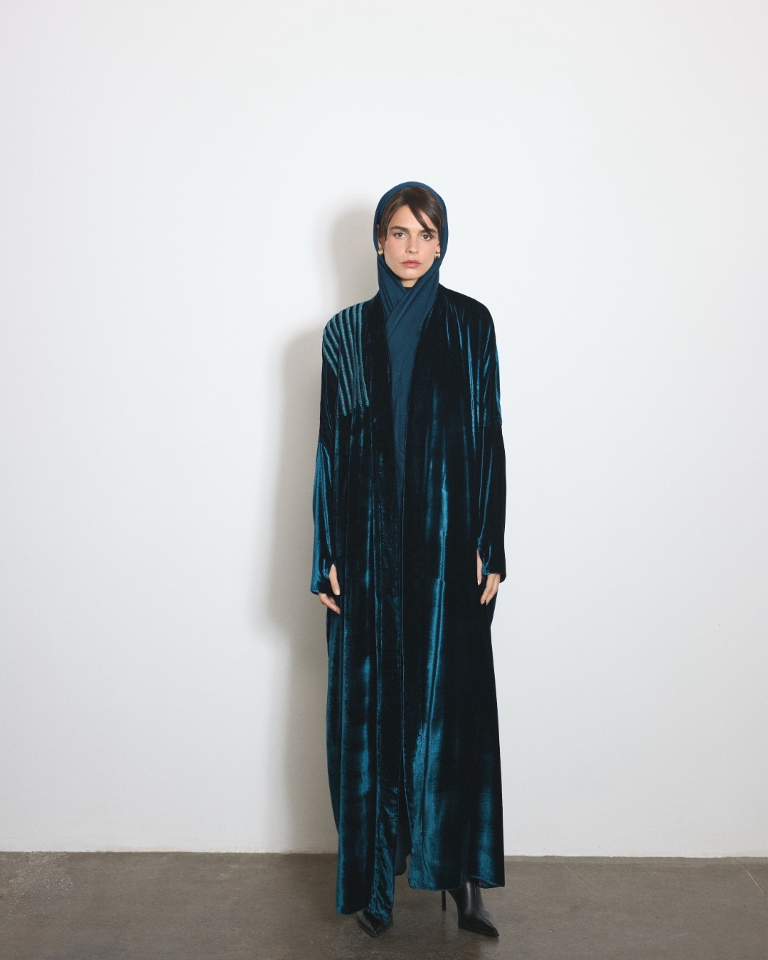 Nora Alshaikhعباءة باللون الفيروزي من