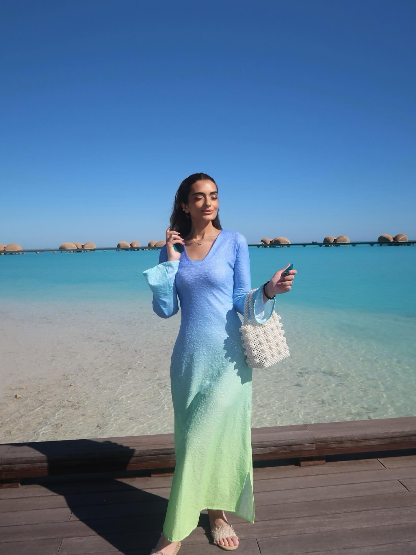 ملك أحمد زاهر بفستان أزرق مموج