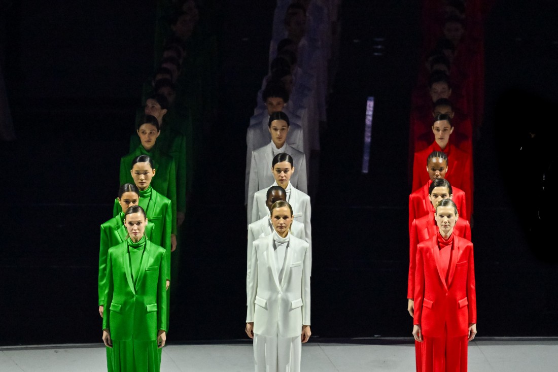 استعرضت 60 عارضة أزياء ببدلات أحادية اللون بألوان العلم الإيطالي