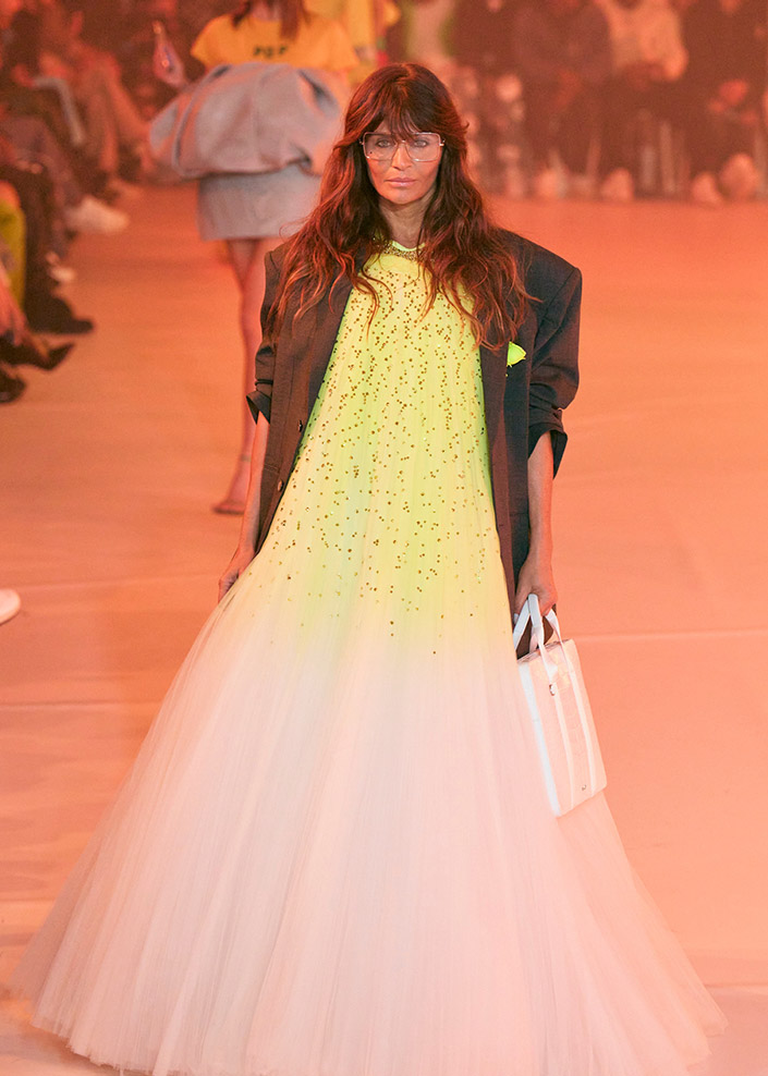 "هيلينا" Cheistensen Helena في عرض أزياء "أوف-وايت" OFF-WHITE 2022