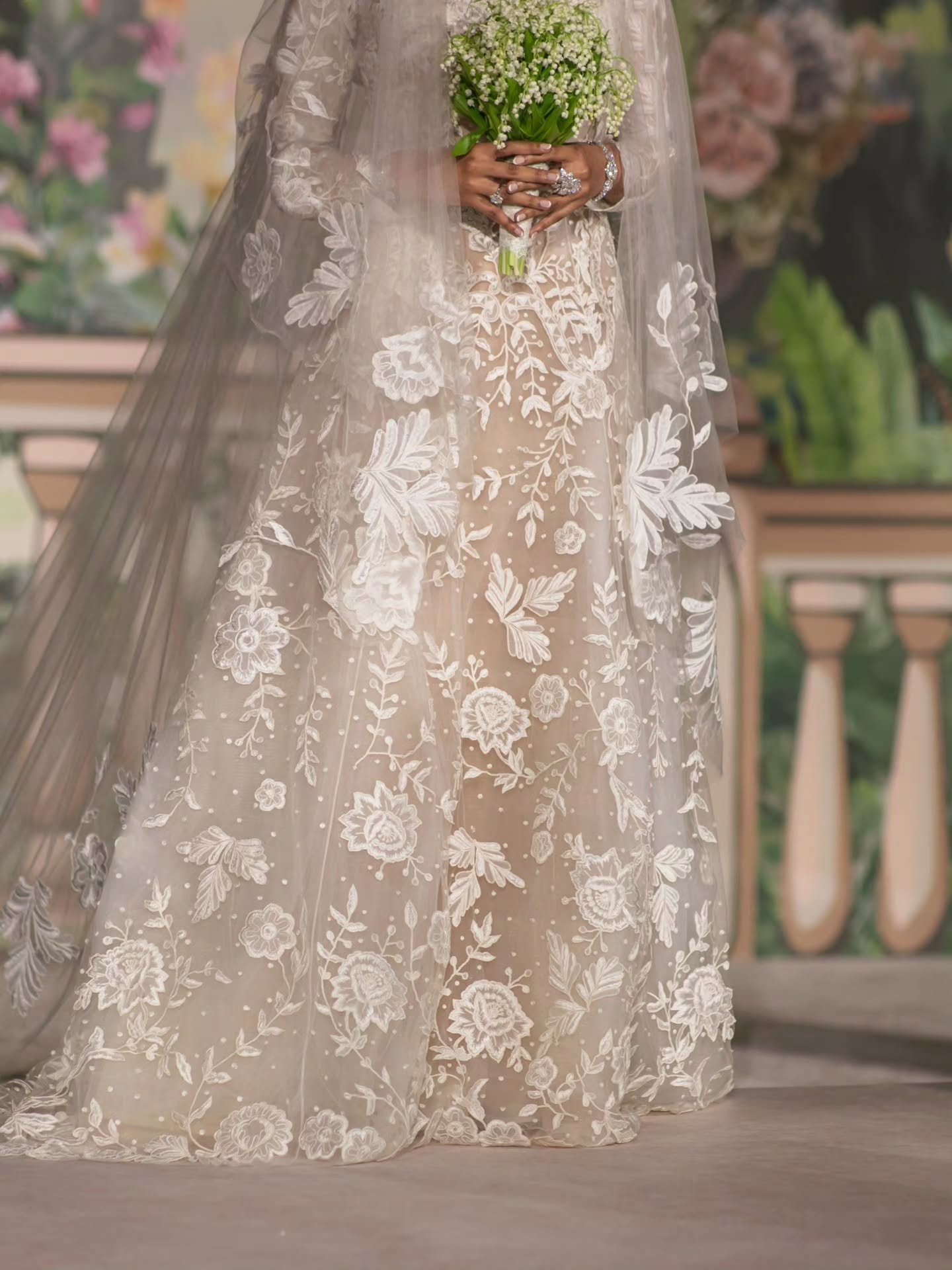 Oscar De Larentaورود وأوراق كبيرة تزين هذا الفستان من