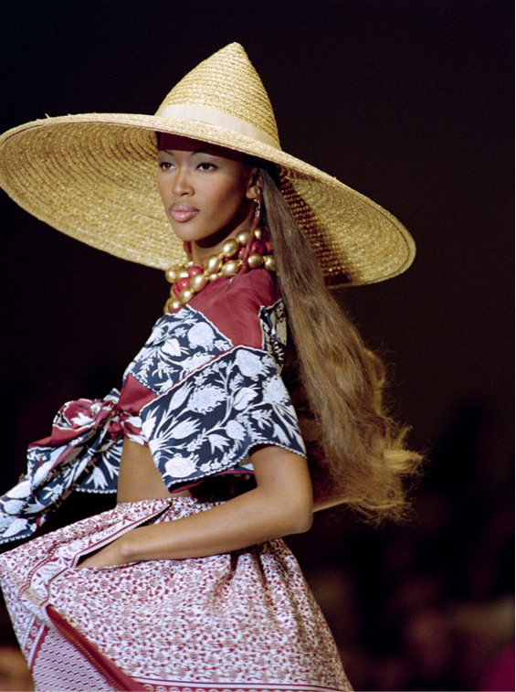 "نعومي كامبل" Naomi Campbell في عرض أزياء " أوسكار دي لارنتا" 1992 