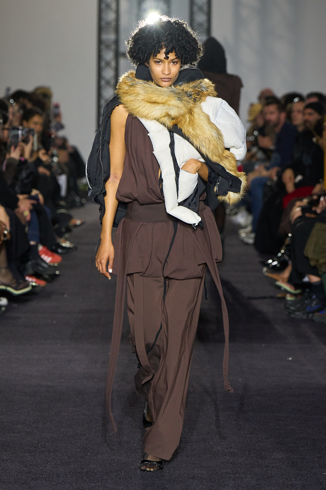 موضة البنطلون البني الشوكولا المريح