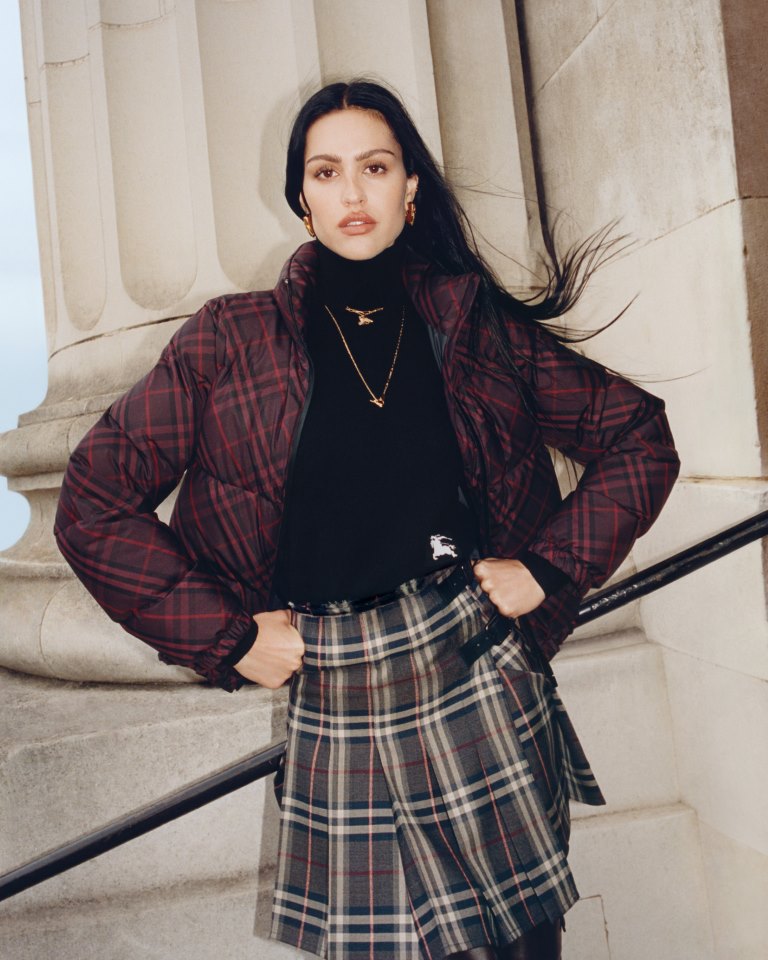 BURBERRY تكشف عن حملة جديدة تكريماً لرموز العلامة الأيقونية وإرثها العريق