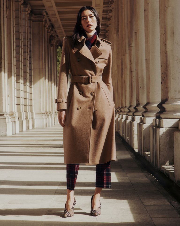 BURBERRY تكشف عن حملة جديدة تكريماً لرموز العلامة الأيقونية وإرثها العريق