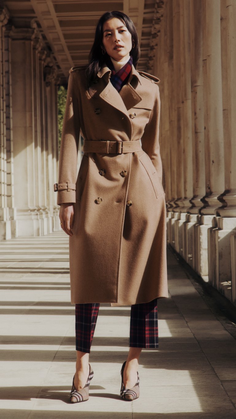 BURBERRY تكشف عن حملة جديدة تكريماً لرموز العلامة الأيقونية وإرثها العريق