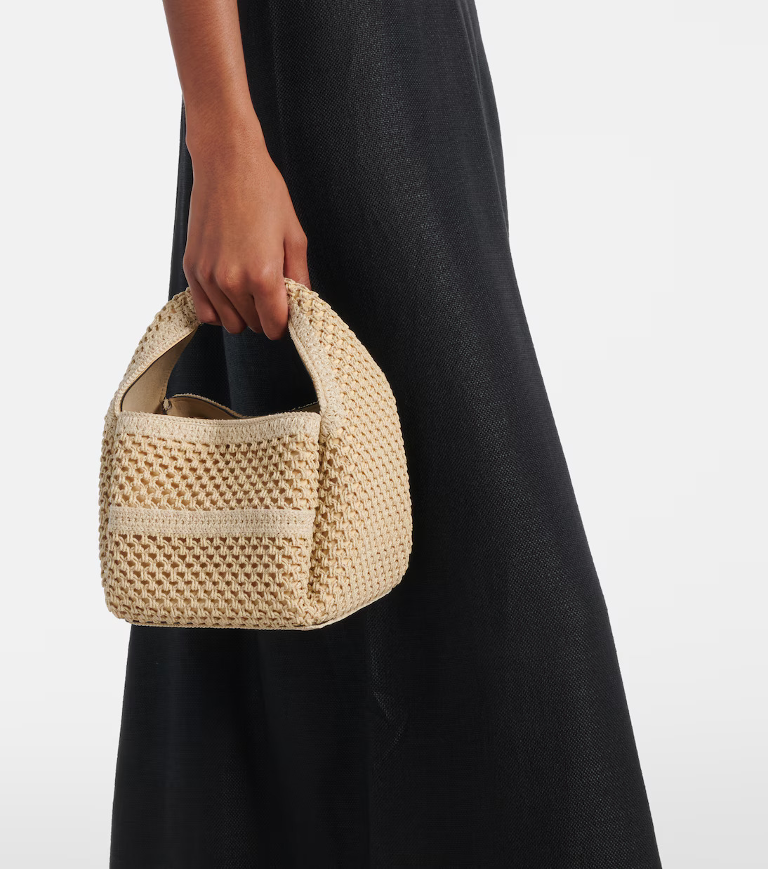 حقيبة اليد Bucket Petite من Toteme (الصورة من Mytheresa)