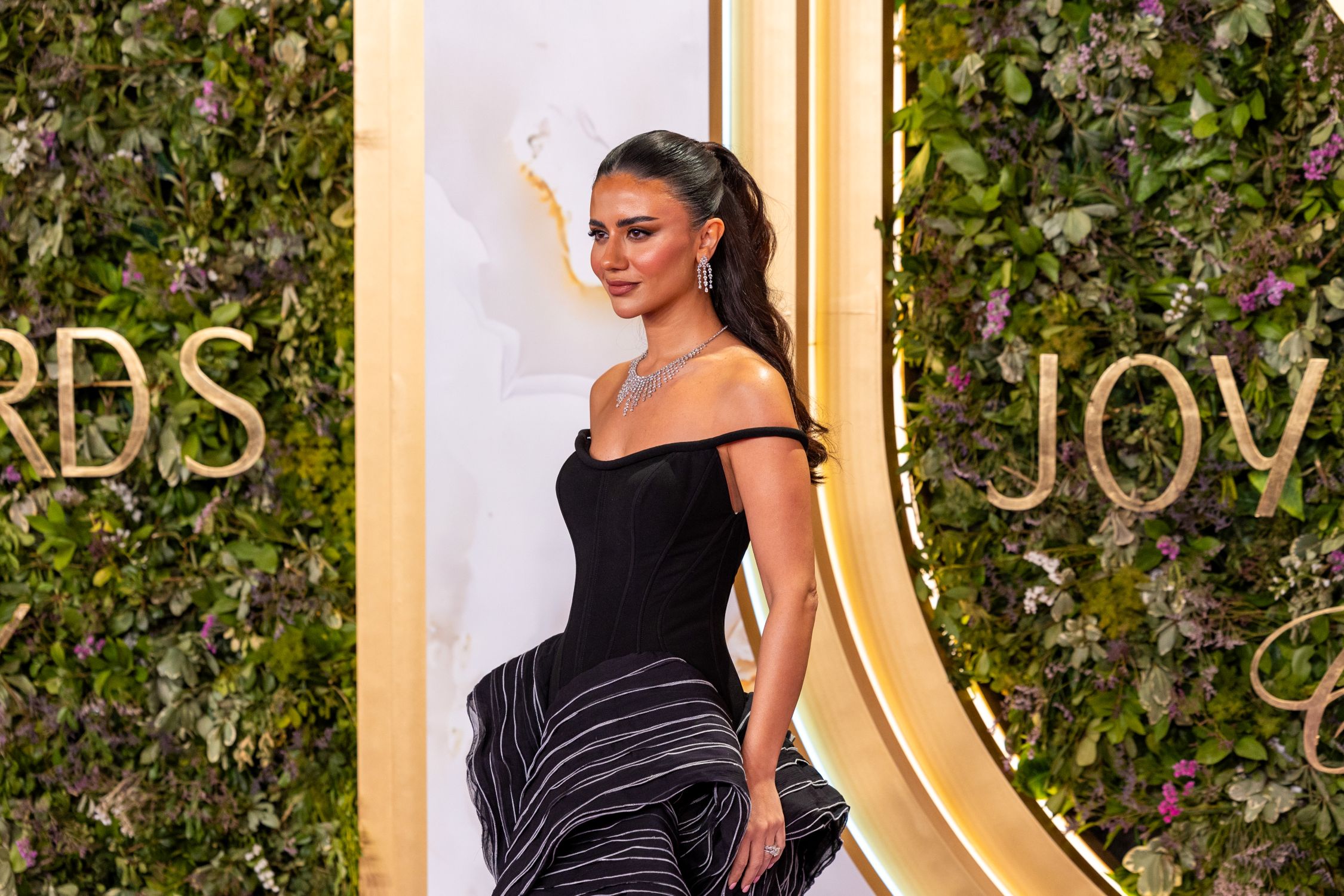 ديما الأسدي بسحر الـ "Glow" والجاذبية العصرية