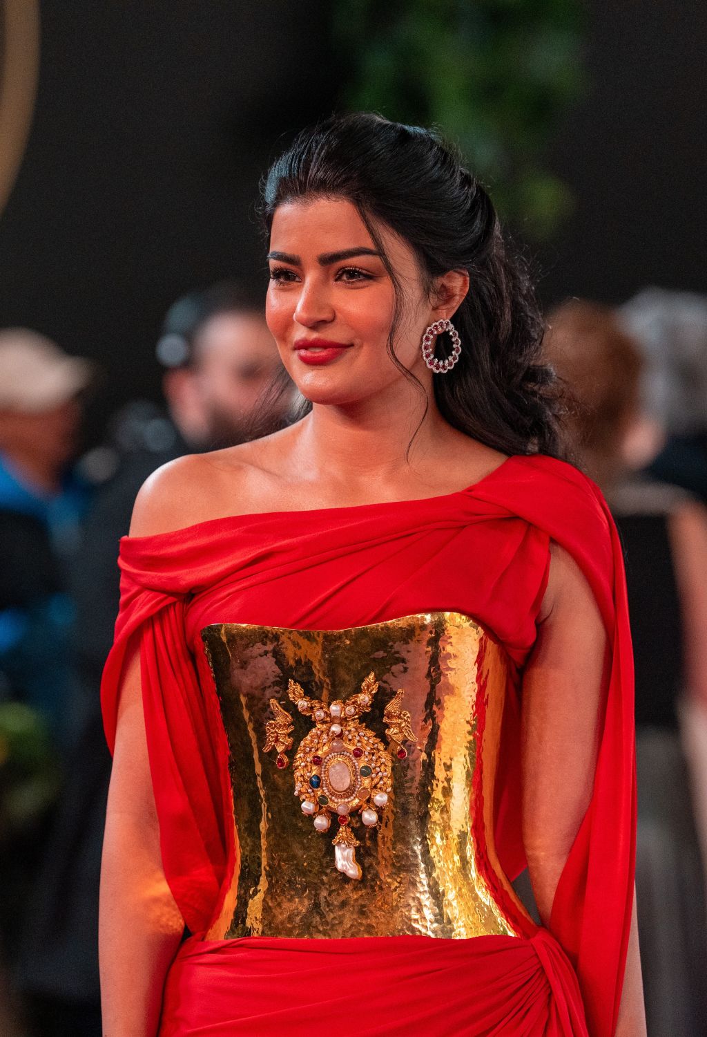 ميلا الزهراني.. وهج "الريد كاربت" بلمسة ملكية