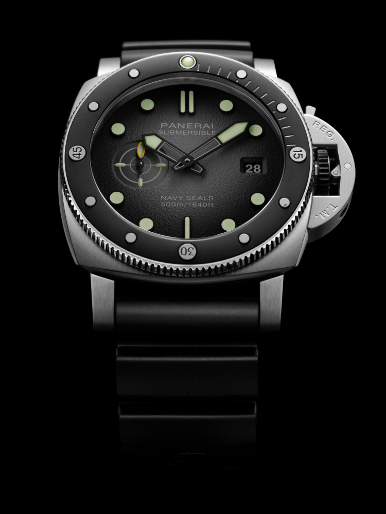 بانيراي تزيح الستار عن ساعة Submersible PAM01756 للغوص