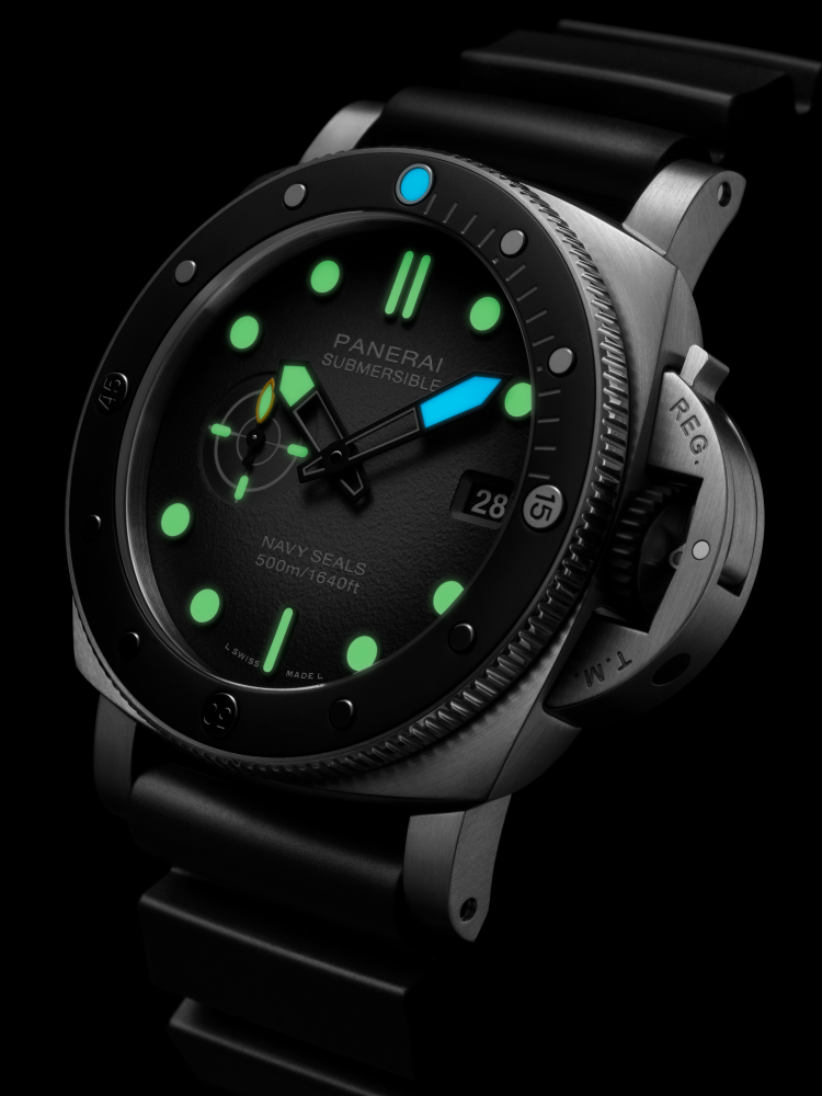 بانيراي تزيح الستار عن ساعة Submersible PAM01756 للغوص