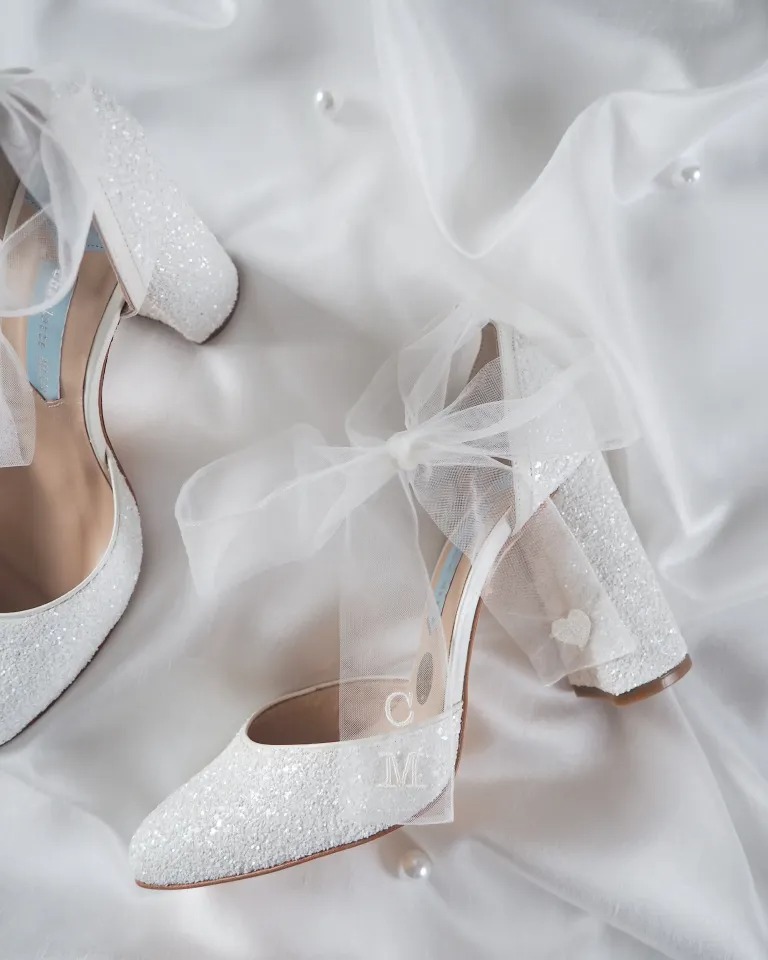 إضافة طباعة أو تطريز مميز لحذاء العروس والعريس