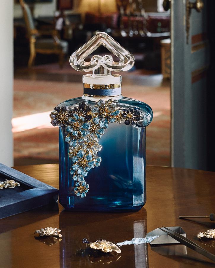 جيرلان تحتفي بإطلاق عطر «لور بلو» بتحفة فنية استثنائية من توقيع بيجوم خان