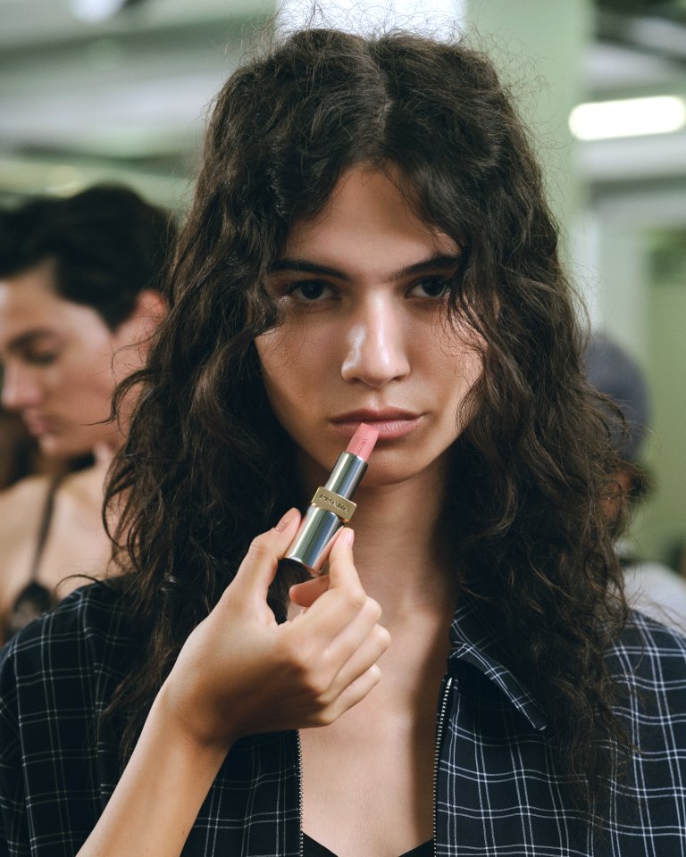 عرض أزياء Prada النسائية لموسم ربيع وصيف 2027