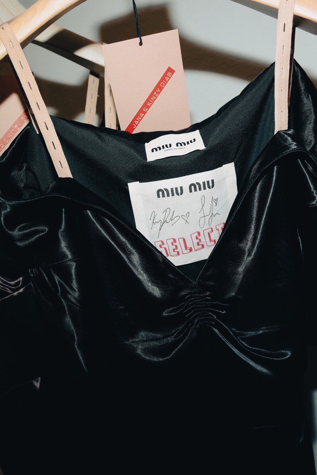 ارفقت المشتريات خلال الفعالية ببطاقات مُخاطة يدوياً تحمل توقيع الشقيقتين