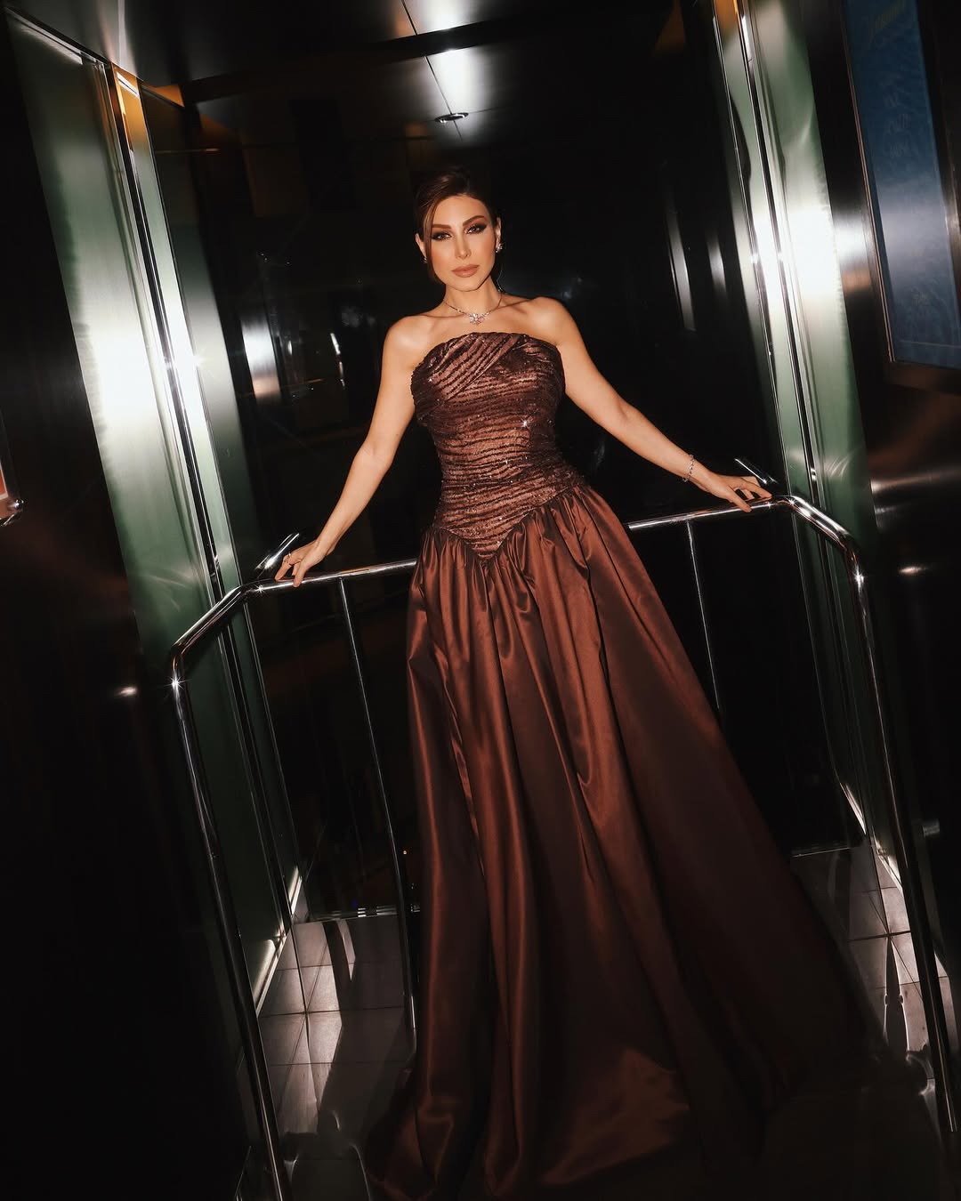 يارا بالفستان "البني البرونزي" بتصميم ملكي