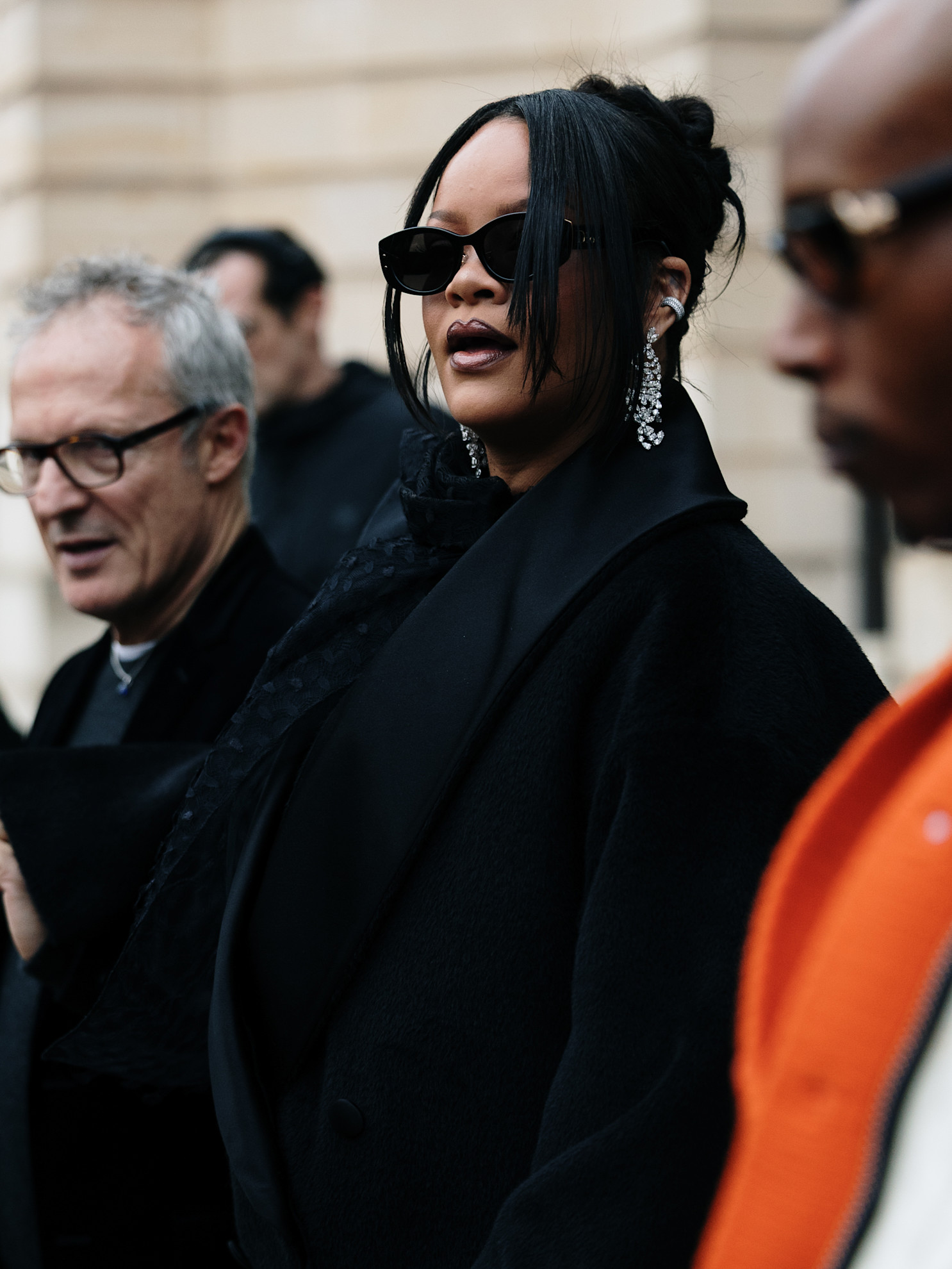 اطلالة Rihanna بأحمر الشفاه البرغندي