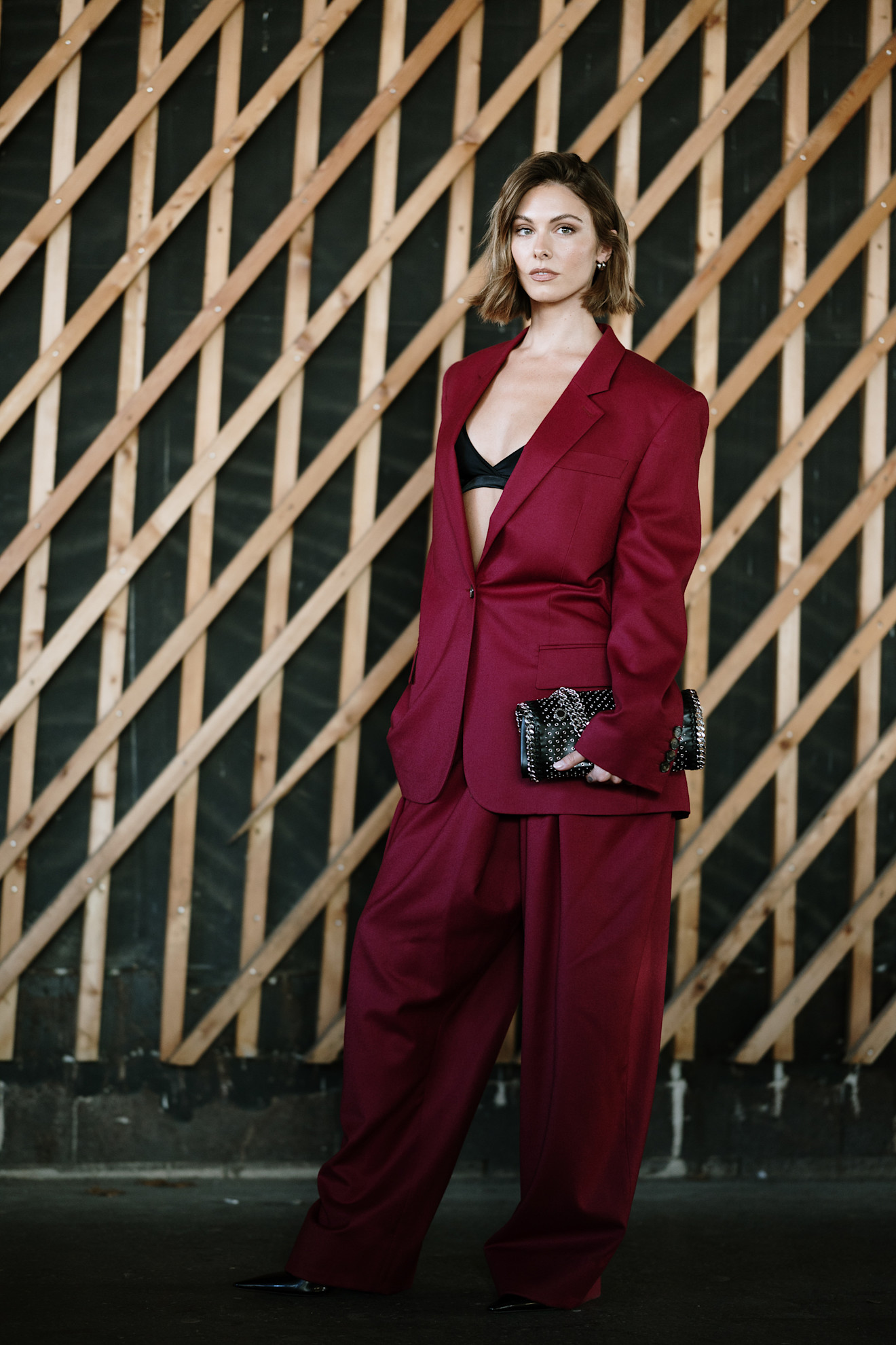 صيحة اللّون العنابي لشتاء 2026