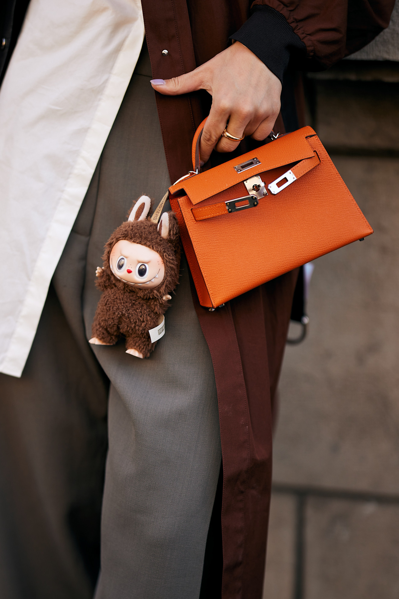 "لابوبو" تتدلى من حقيبة Hermes