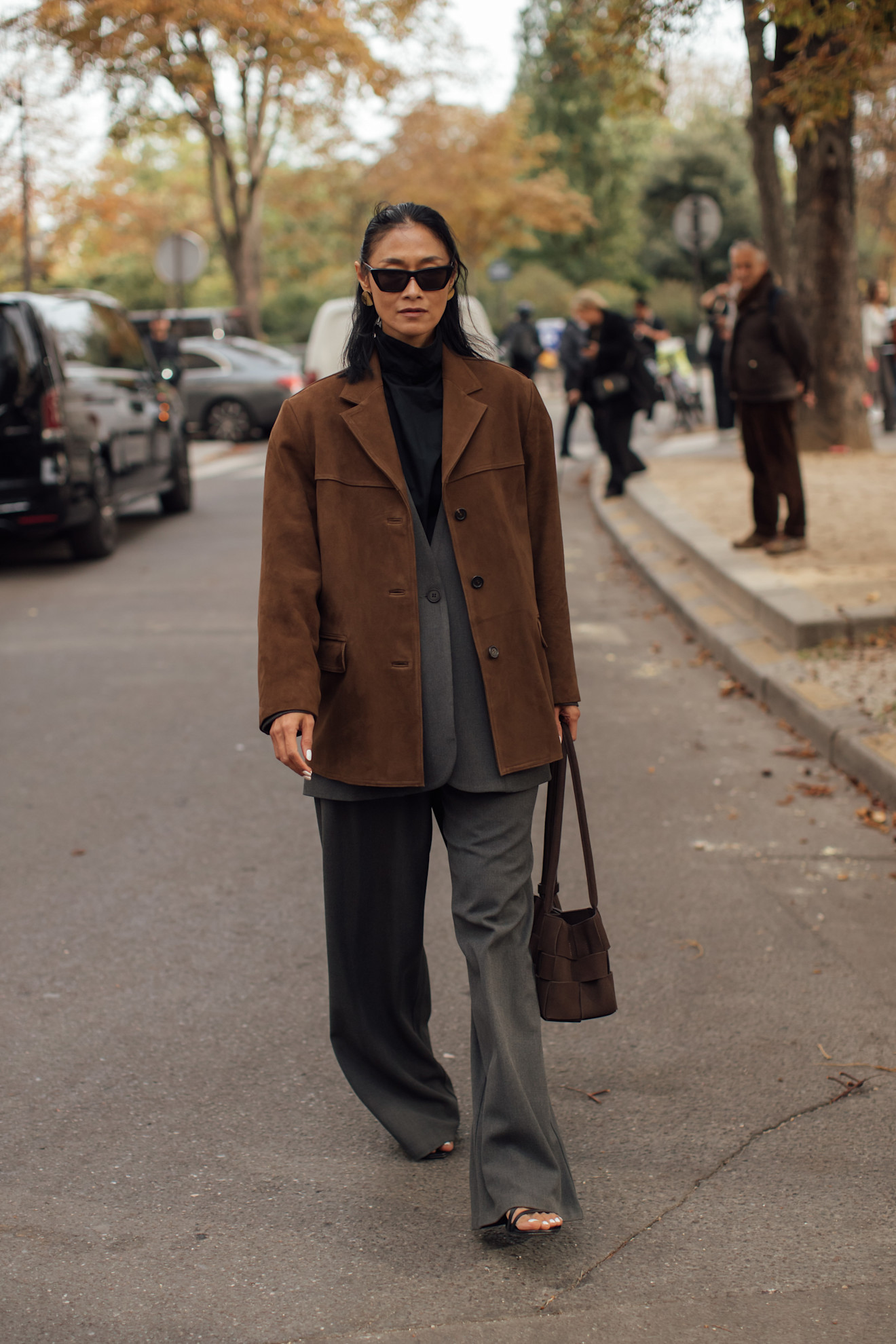 الجاكيت البني مع البدلة الرمادية