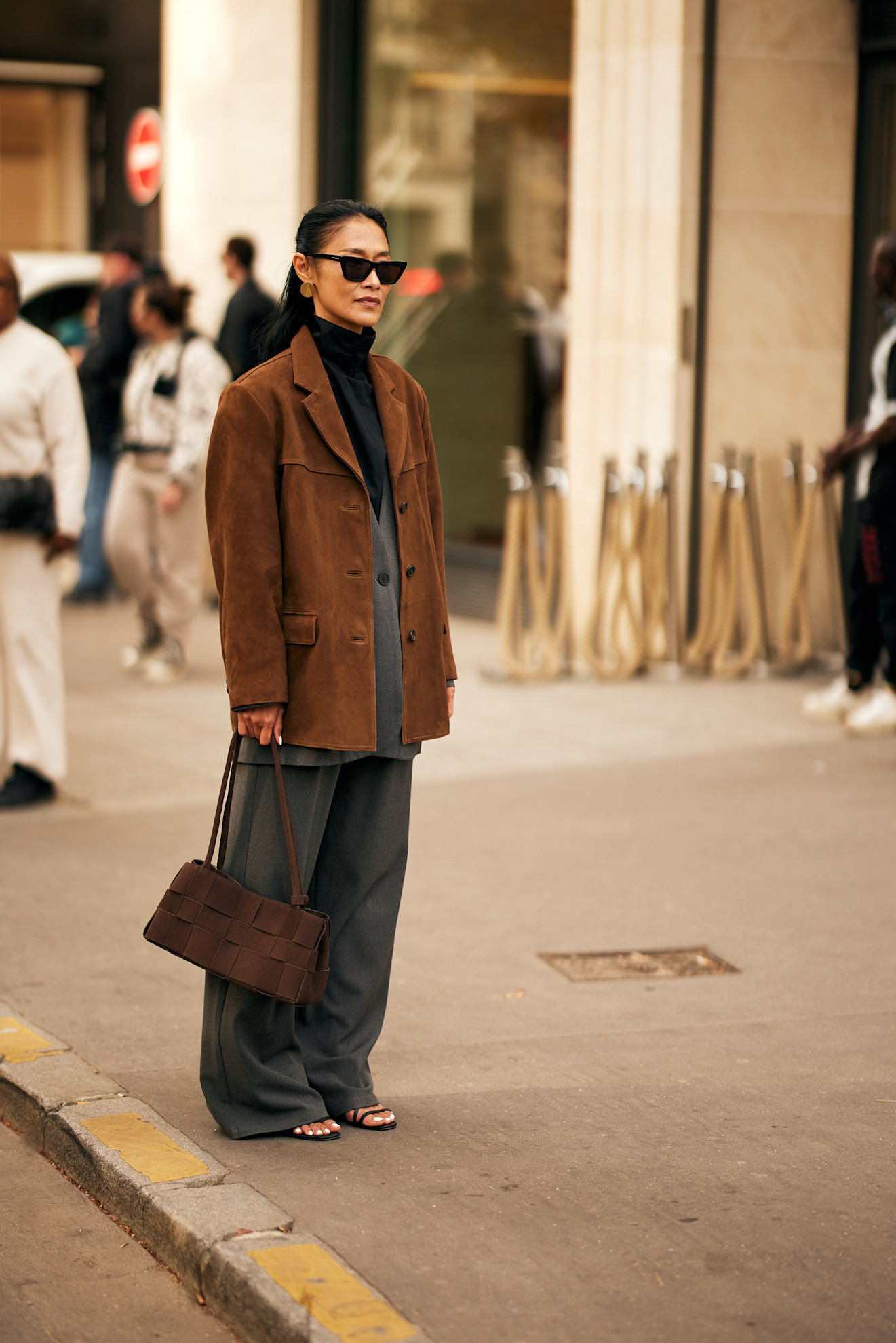 بلايزر من الشامواه البني… أناقة هادئة بلمسة عصرية