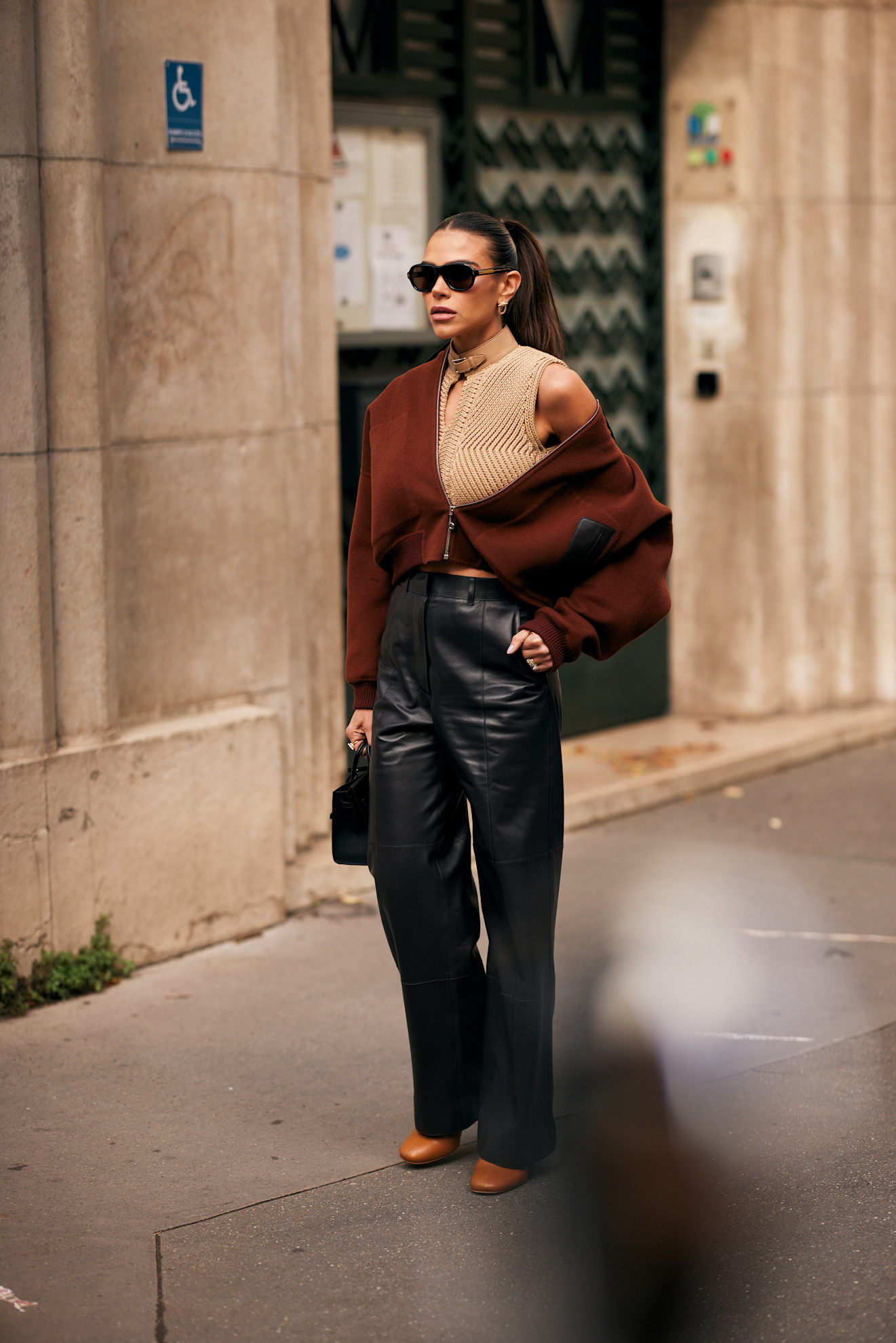 البنطلون الجلد بأسلوب عصري ملفت