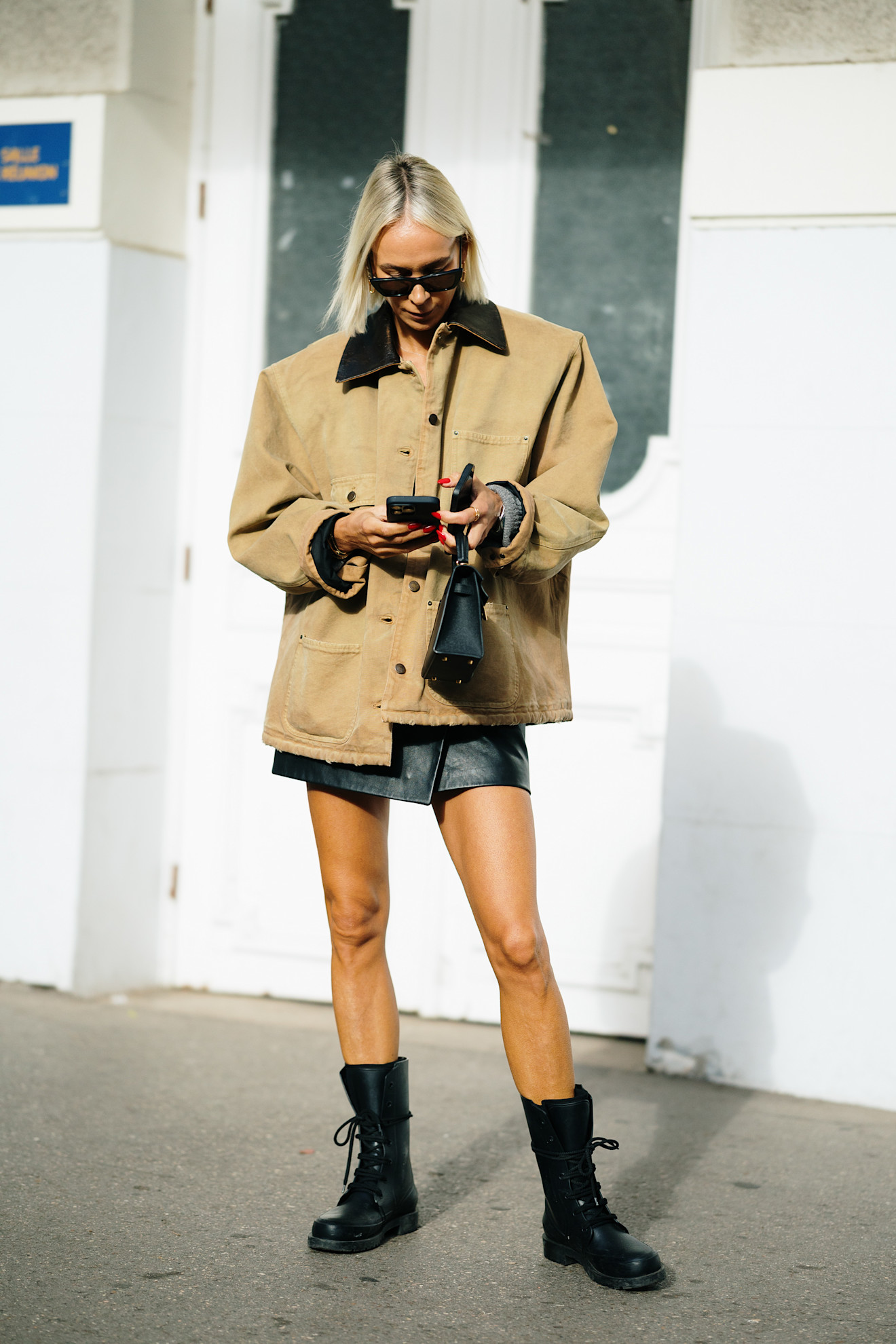 اطلالة عصرية في التنورة الجلد القصيرة وجاكيت الـ barn