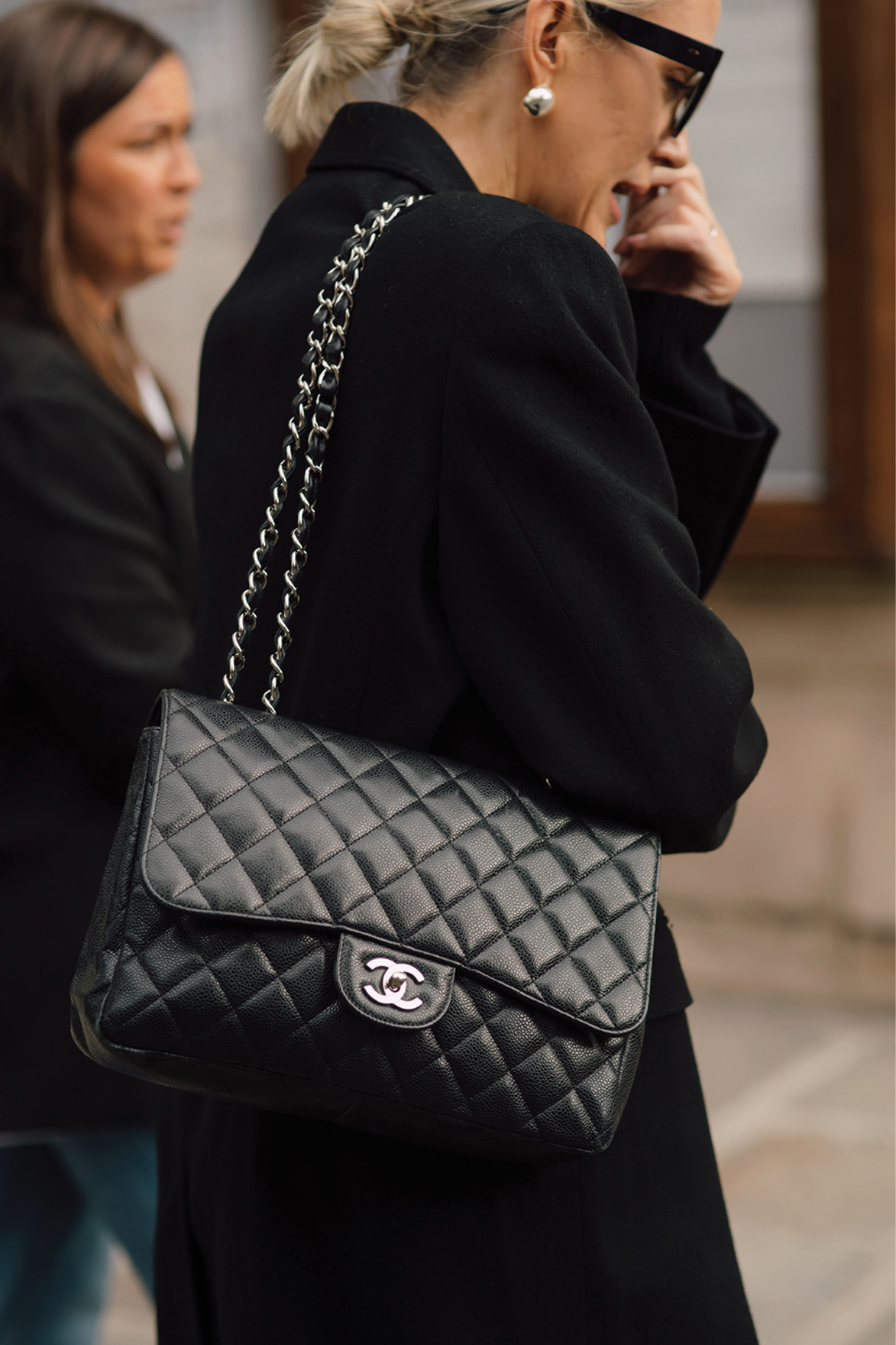 إطلالة ستريت ستايل مع حقيبة "شانيل 2.55" ‏CHANEL 2.55‎‏ في عام 2026‏