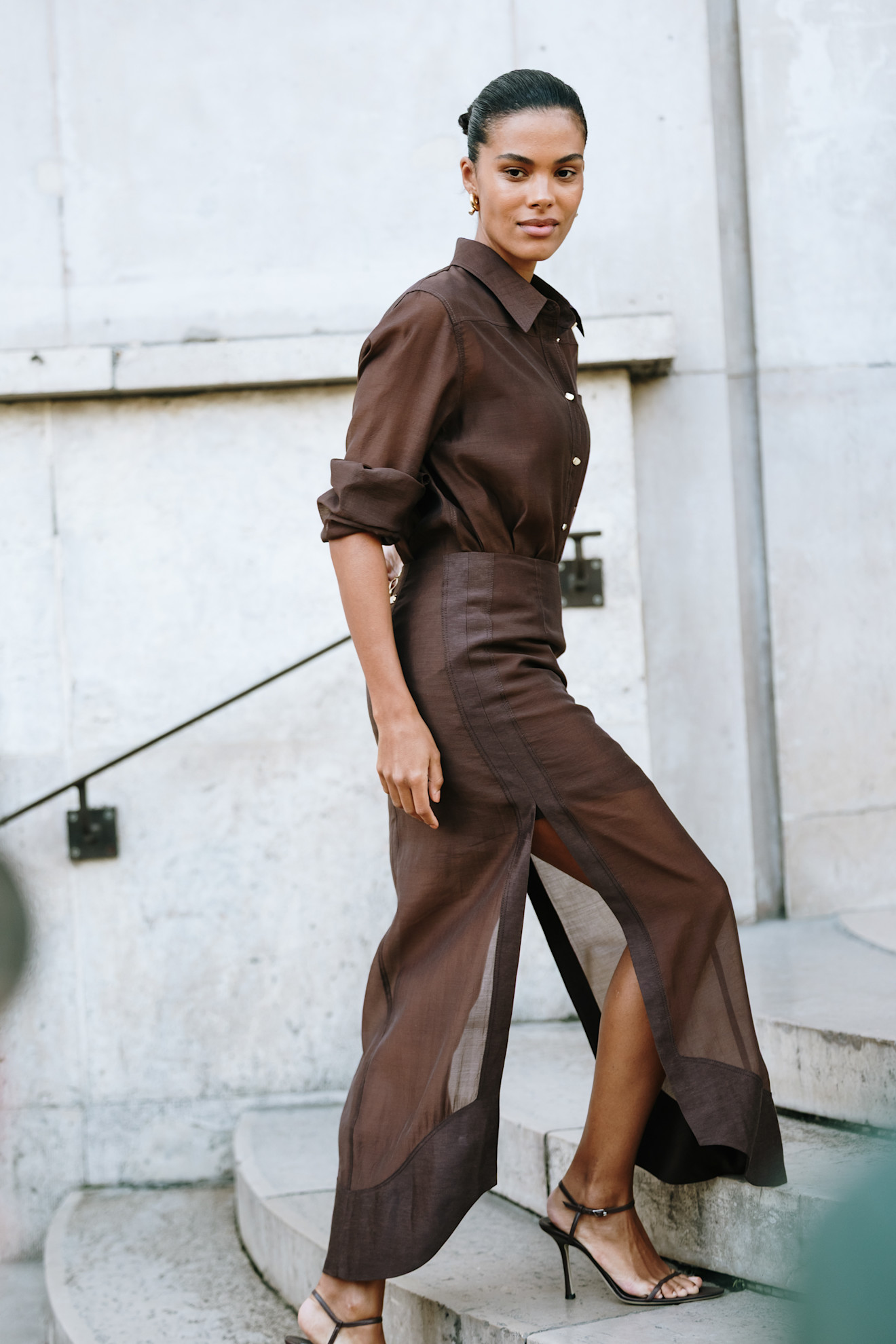 تنسيق أنثوي ناعم باللون البني