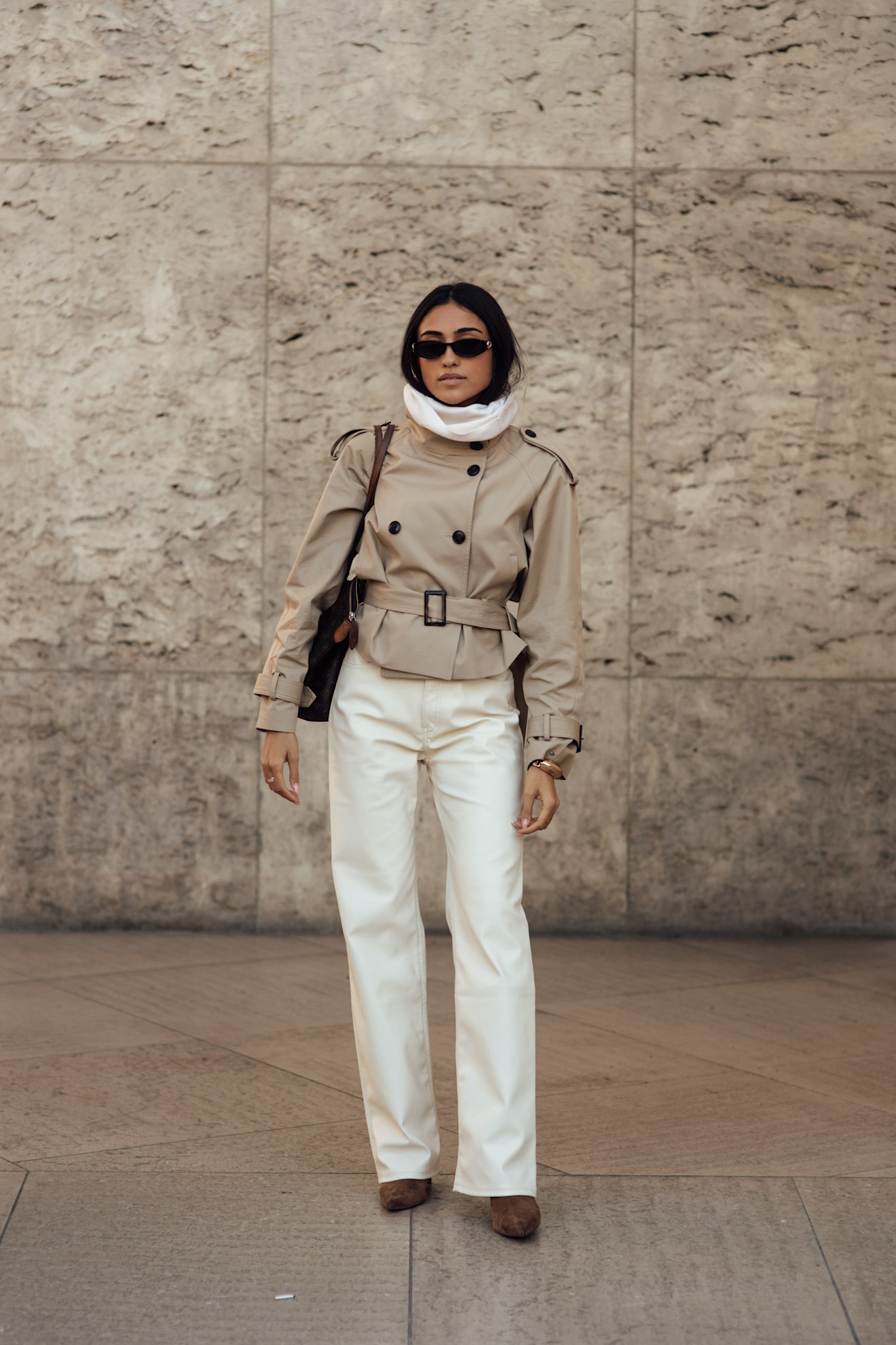 لوك شبابي في البنطلون الأبيض والترانشكوت القصير