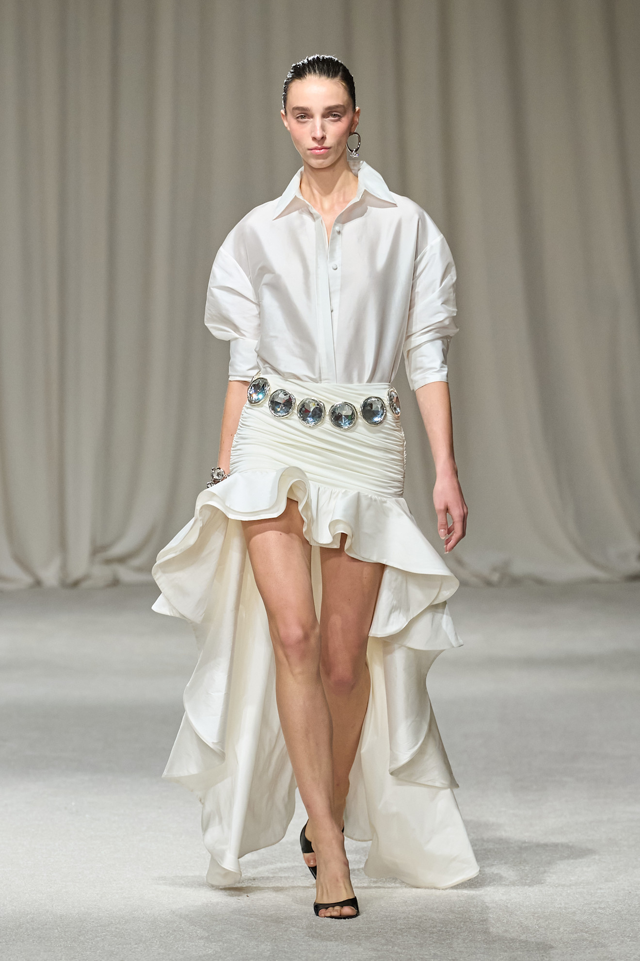 اطلالة للسهرات في القميص الأبيض من باتبو